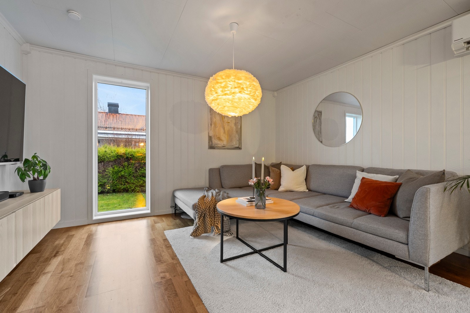 Det store vinduet slipper inn my naturlig lys. Galleribilde