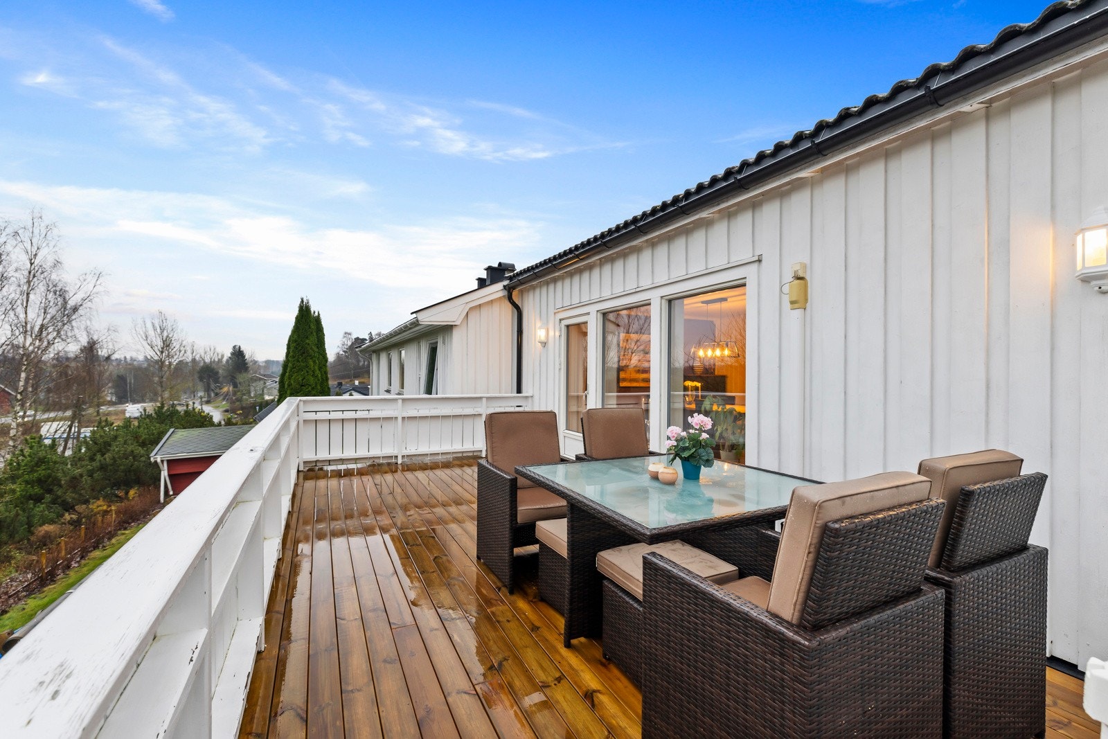 Terrassen er utstyrt med utebelysning og stikkkontakt. Galleribilde