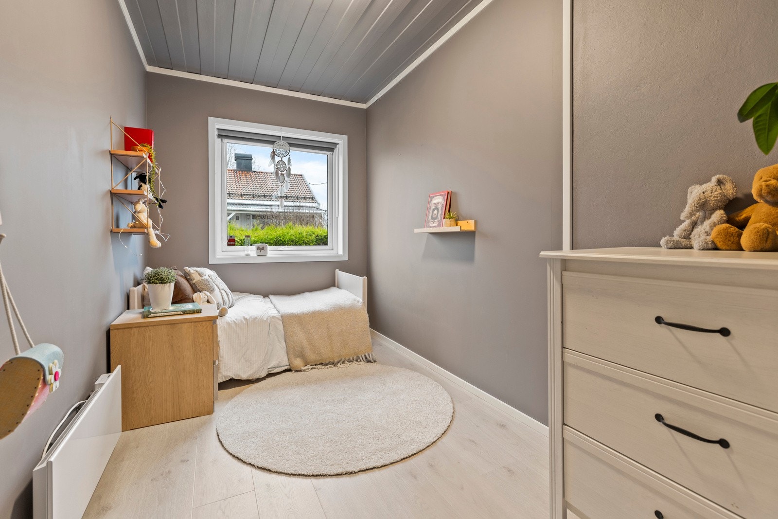 Soverom renovert i 2024 med plass for seng, garderobe og eksempelvis skrivebord Galleribilde