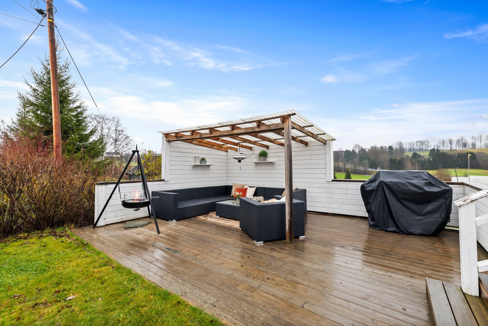 Uteplass med pergola. Perfekt for grillkvelder med venner og familie. Galleribilde