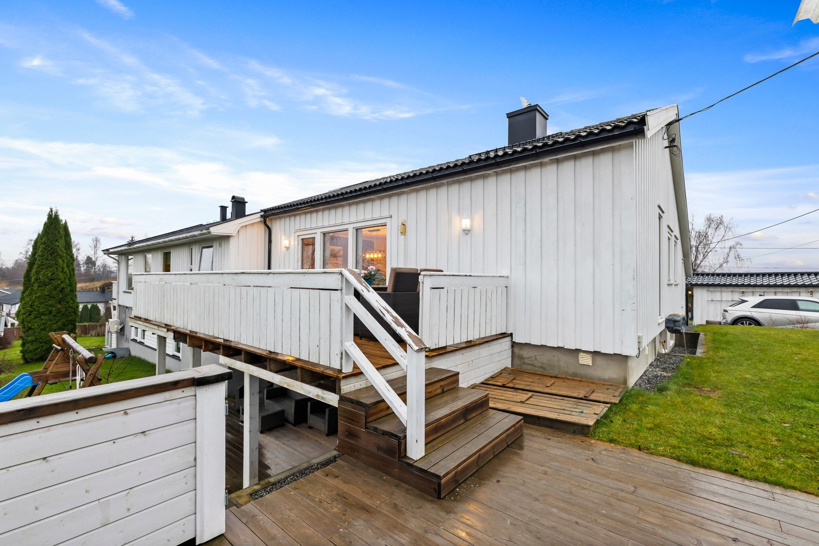 Eiendommen har en romslig og solrik terrasse på ca.21 kvm med utgang fra spisestuen Galleribilde