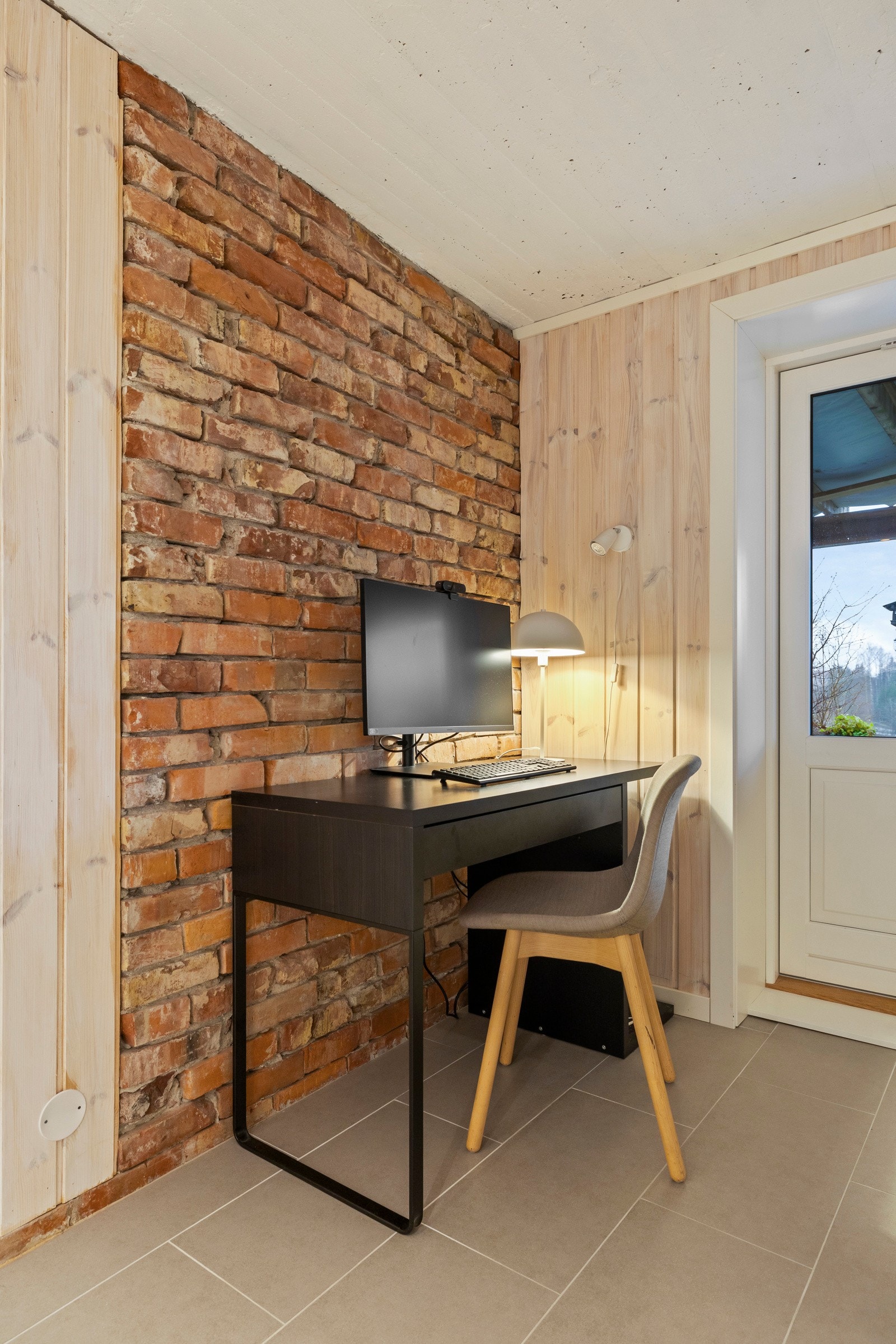 Murveggen gir et stilig og originalt preg på rommet. Galleribilde