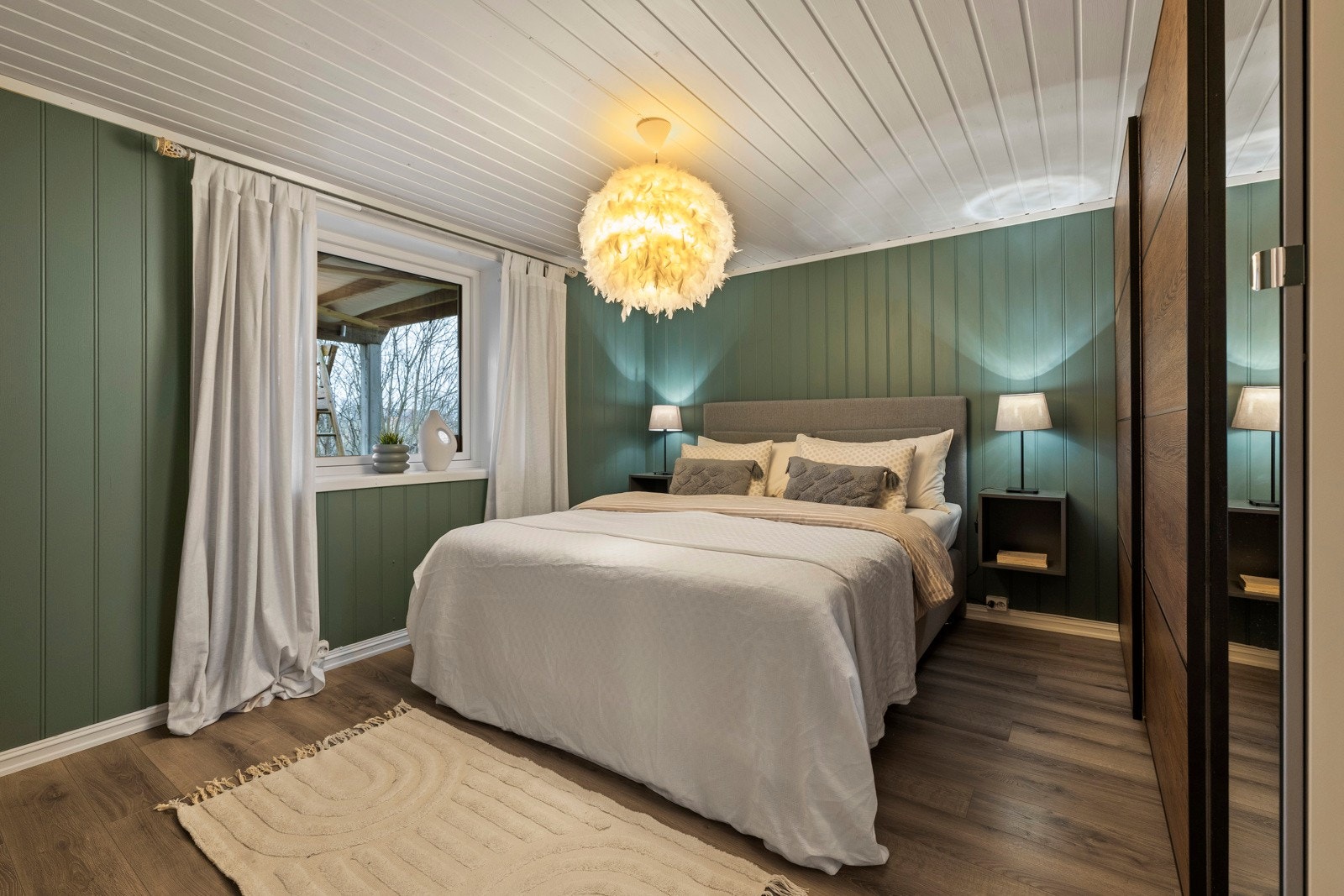 Et lunt og innbydende rom som i dag er benyttet som hovedsroverom med god plass til dobbeltseng og nattbord. Galleribilde