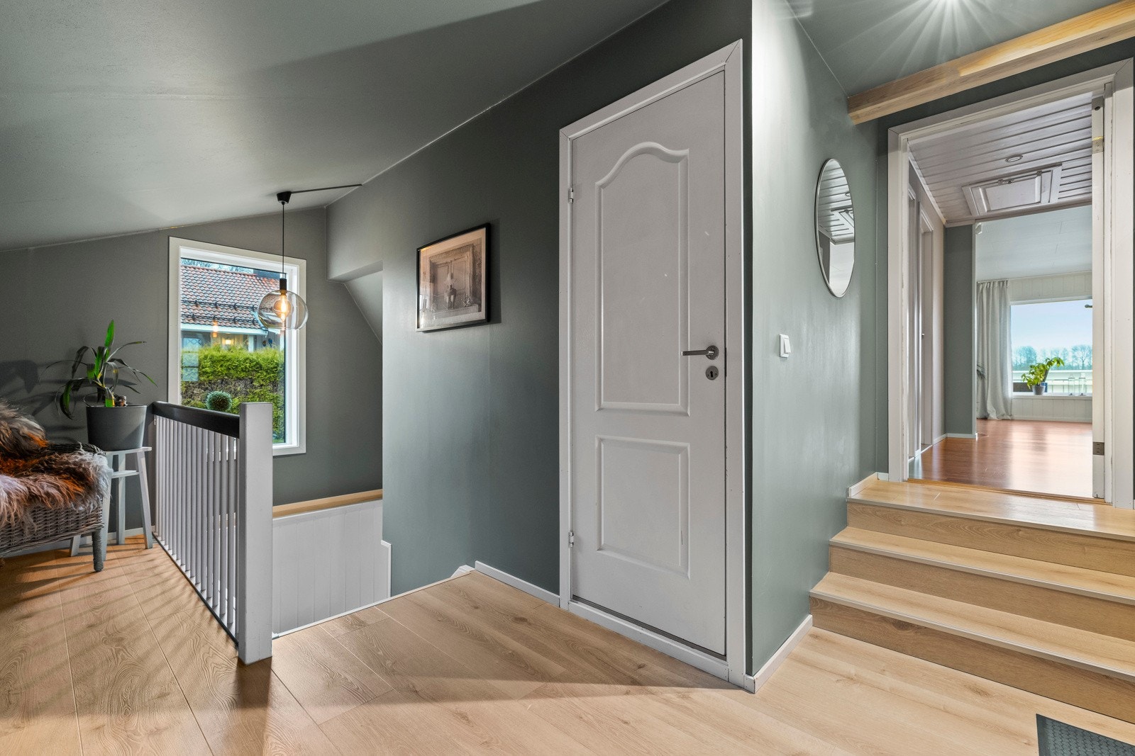 Entréen glir sømløst over i gangen/trapperommet, og er også tilknyttet en praktisk bod. Galleribilde