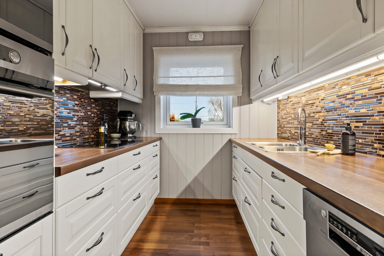 Kjøkkenet har en praktisk og gjennomtenkt løsning med god arbeids- og oppbevaringsplass Galleribilde