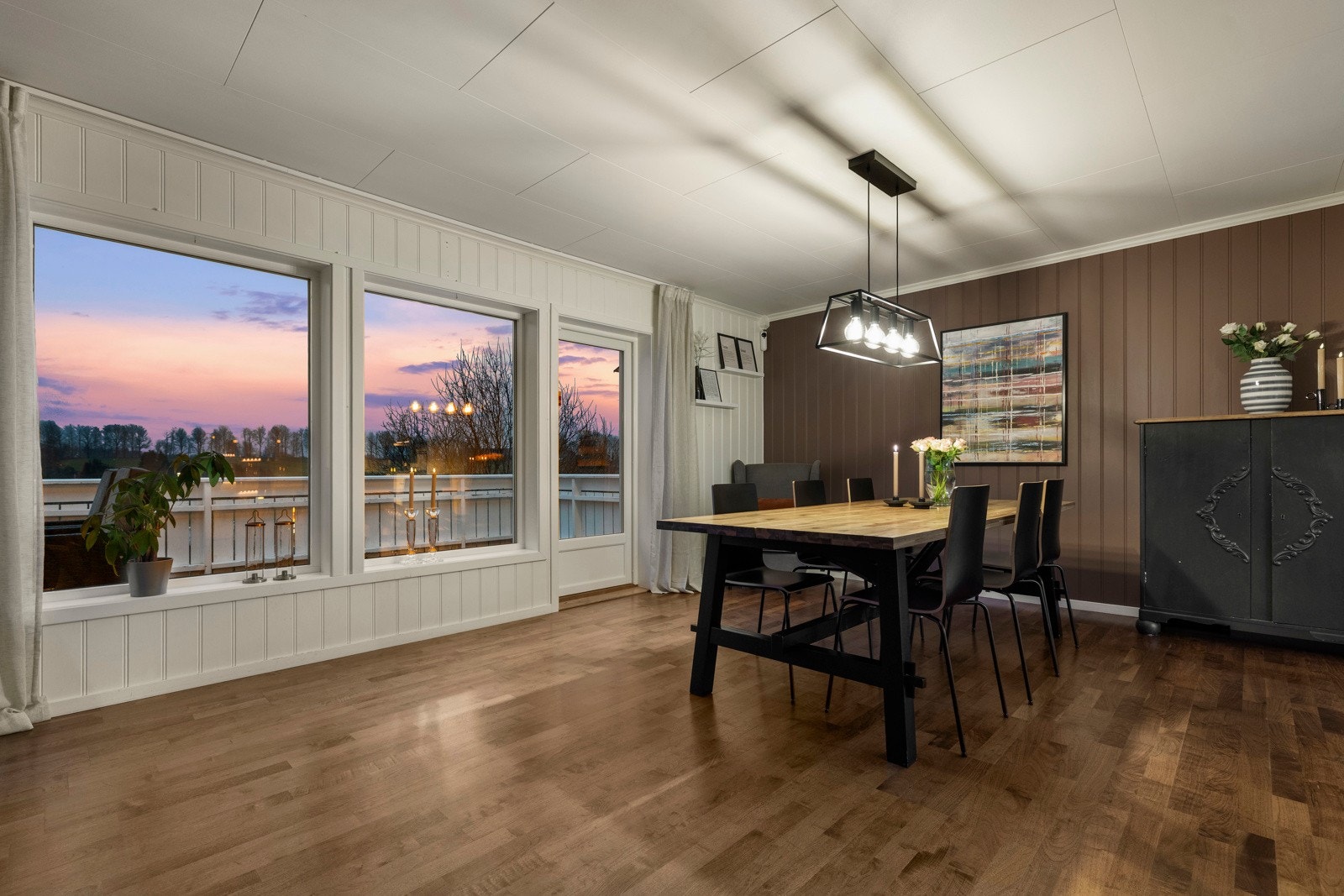 Stemning i stuen på kveldstid. Galleribilde