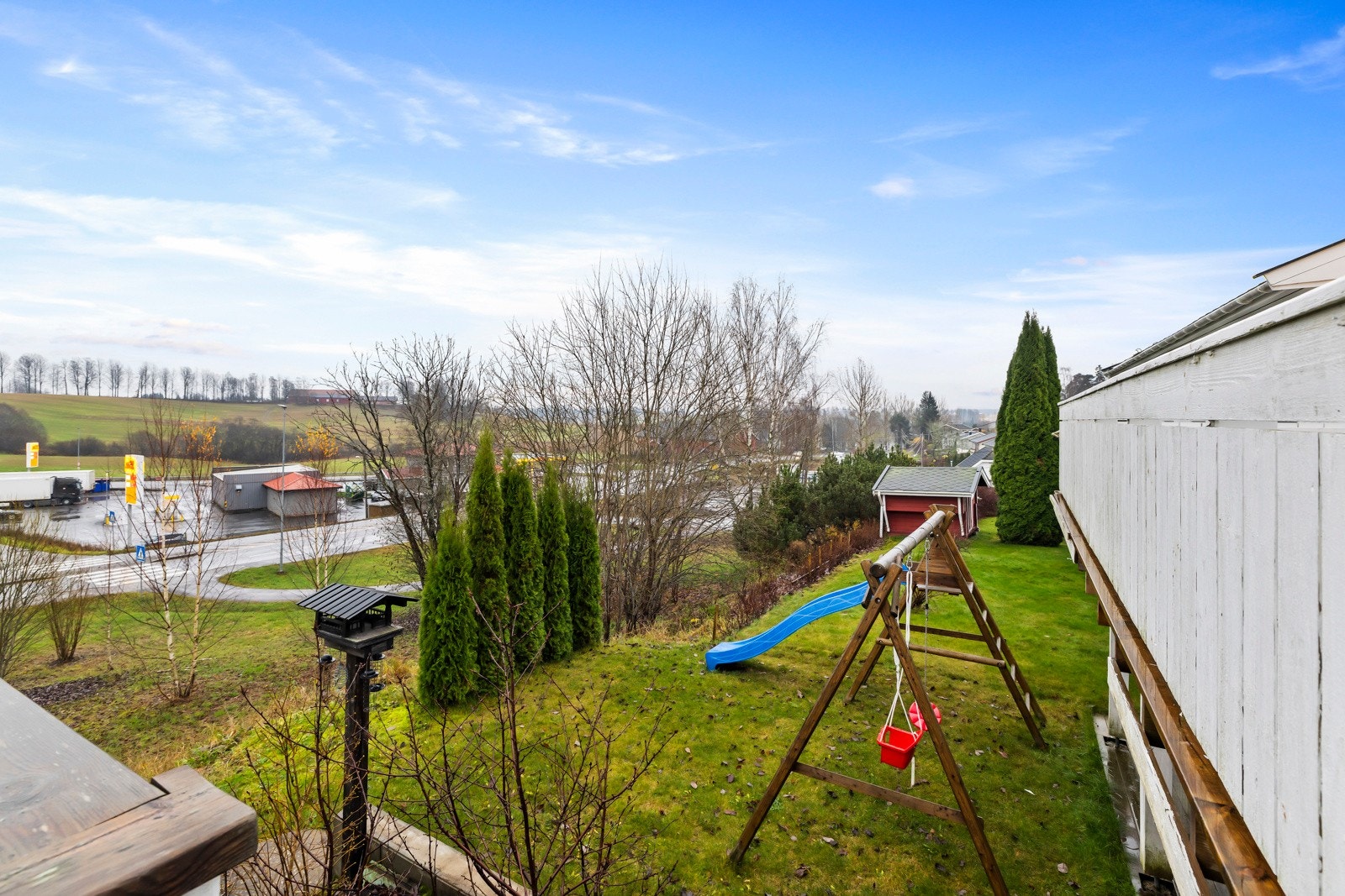 Hage med lekeaparat. Galleribilde