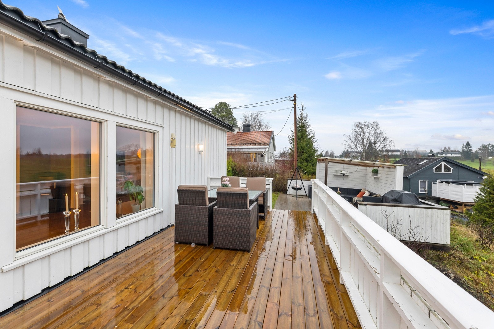 Her er det god plass til både spisegruppe og sittegruppe, perfekt for sosiale sammenkomster eller rolige stunder utendørs. Galleribilde