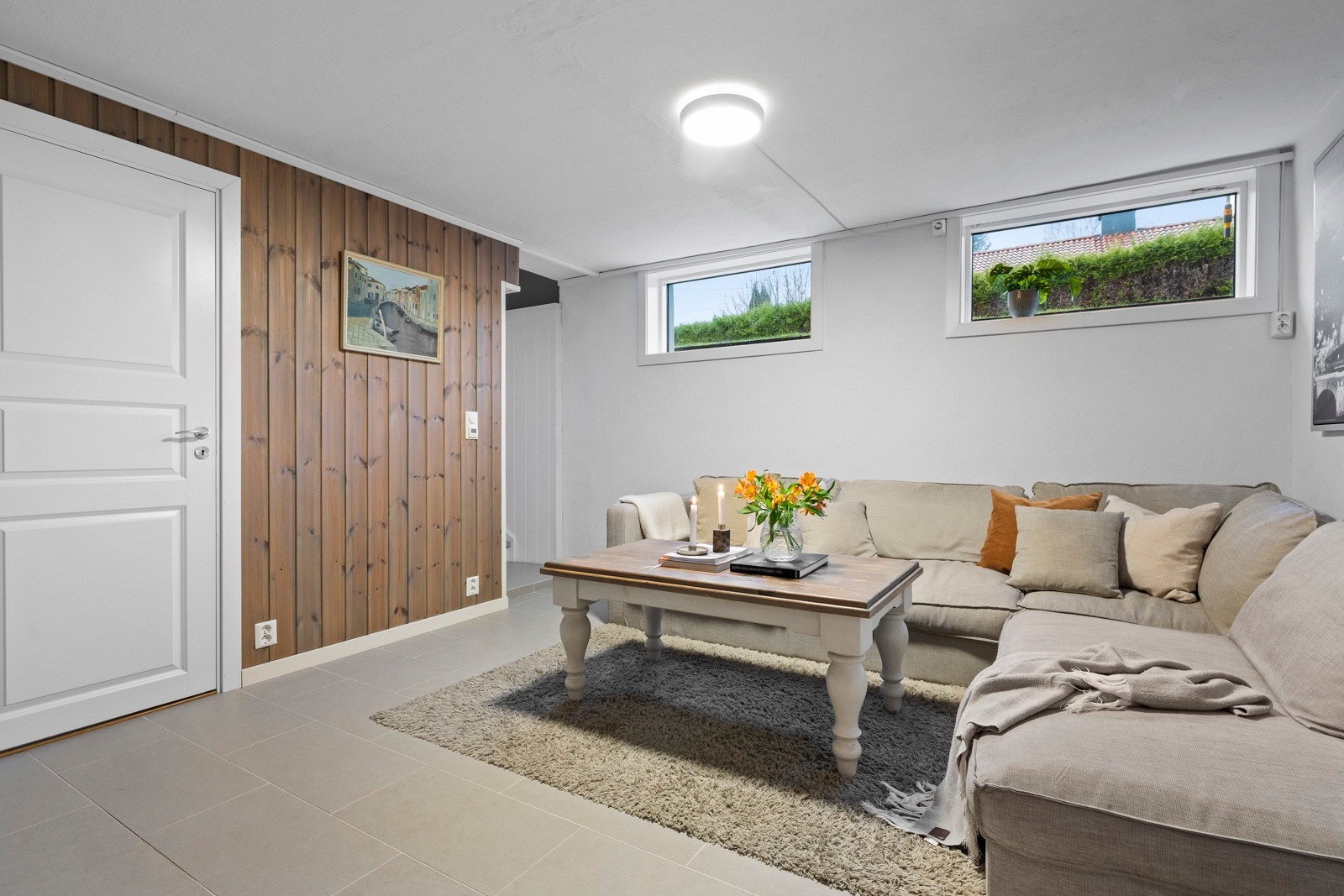 Via entreen kommer du ned i kjelleren som i dag er innredet som en koselig kjellerstue. Galleribilde