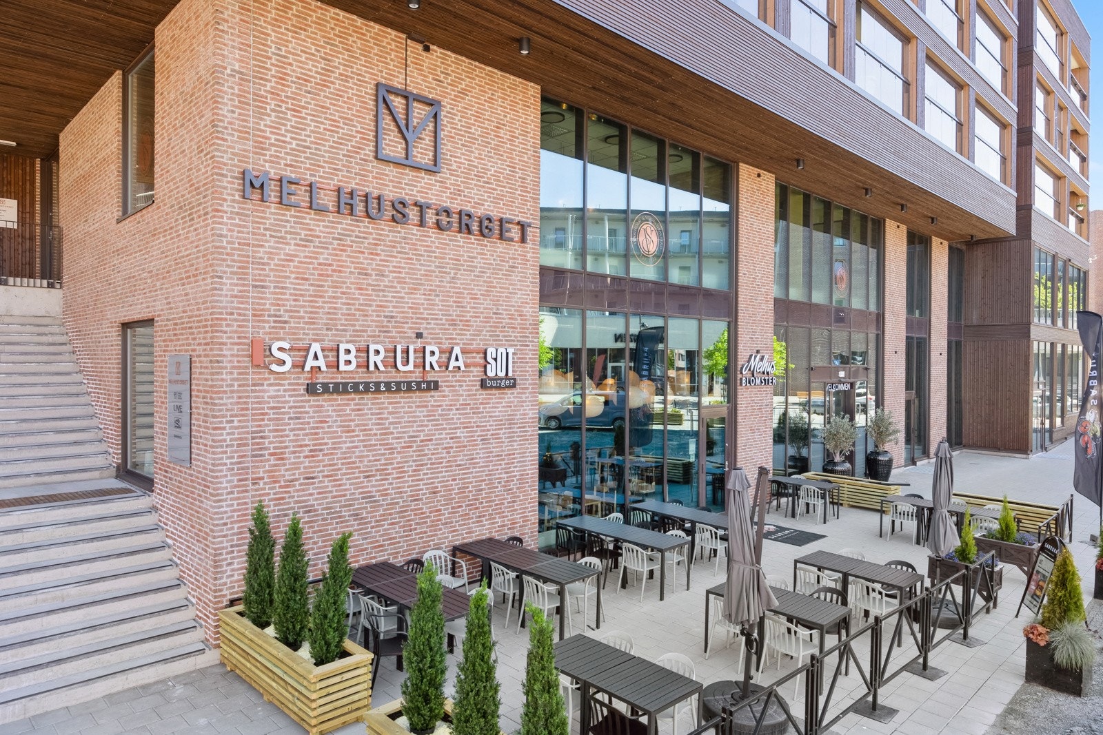 Dersom man ønsker et bredere service- og utsalgstilbud kan man ta turen til f.eks. Melhus sentrum, hvor man finner bl.a. kjøpesenter med klesbutikker, kafé, vinmonopo og mer. Turen til Melhus tar ca. 11 minutter med bil. Galleribilde