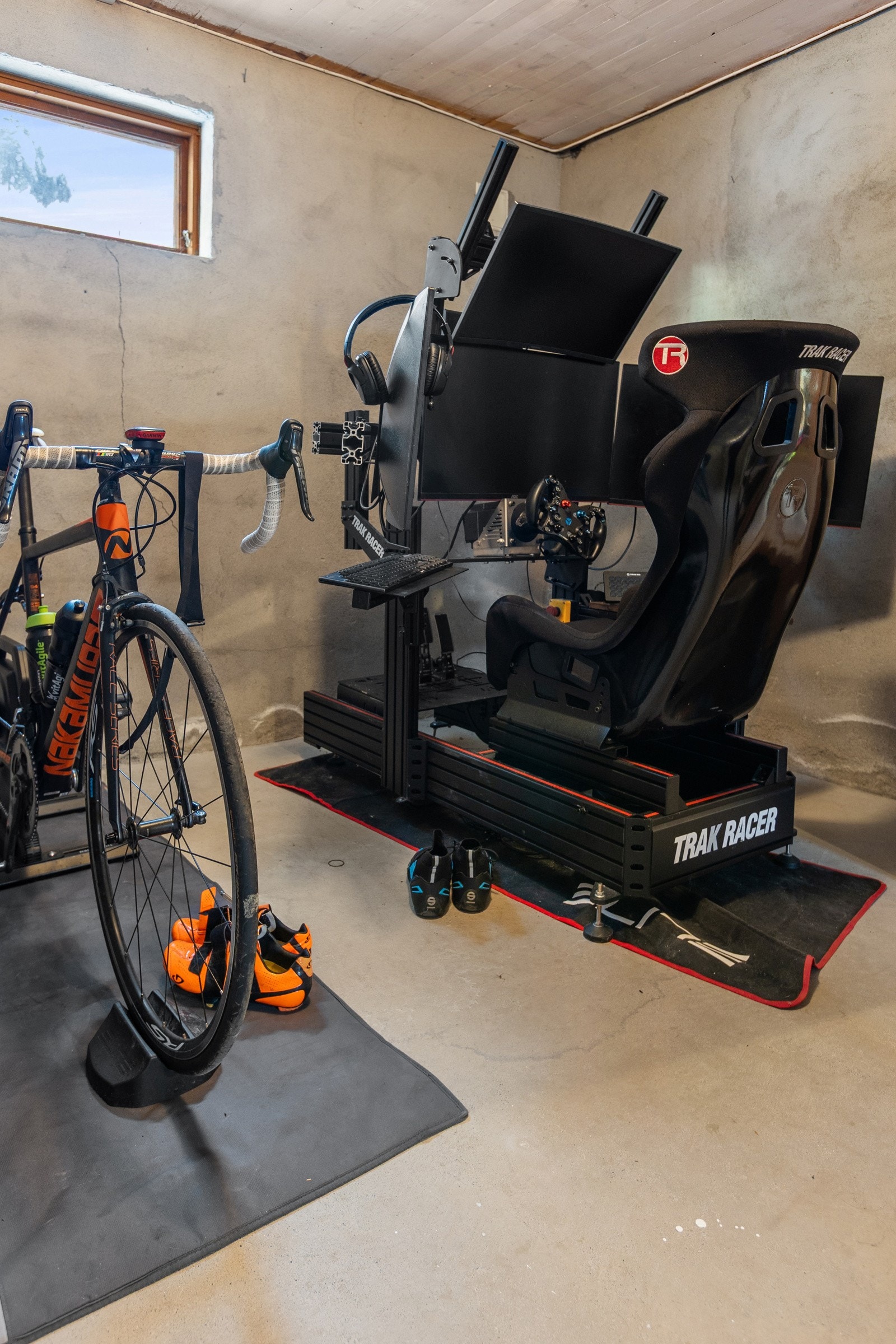 Boden benyttes som spill/ treningsrom. Kan kanskje bli den perfekte "mancave" eller hvilke drømmer man har. Galleribilde