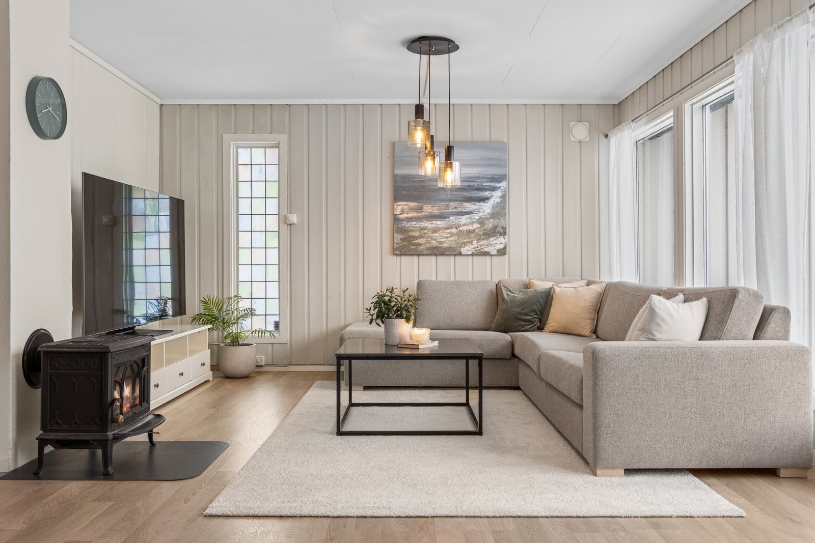 Store vindusflater sørger for rikelig med innslipp av dagslys og fargespill gjennom vinduet med blyglassdetaljer. Galleribilde