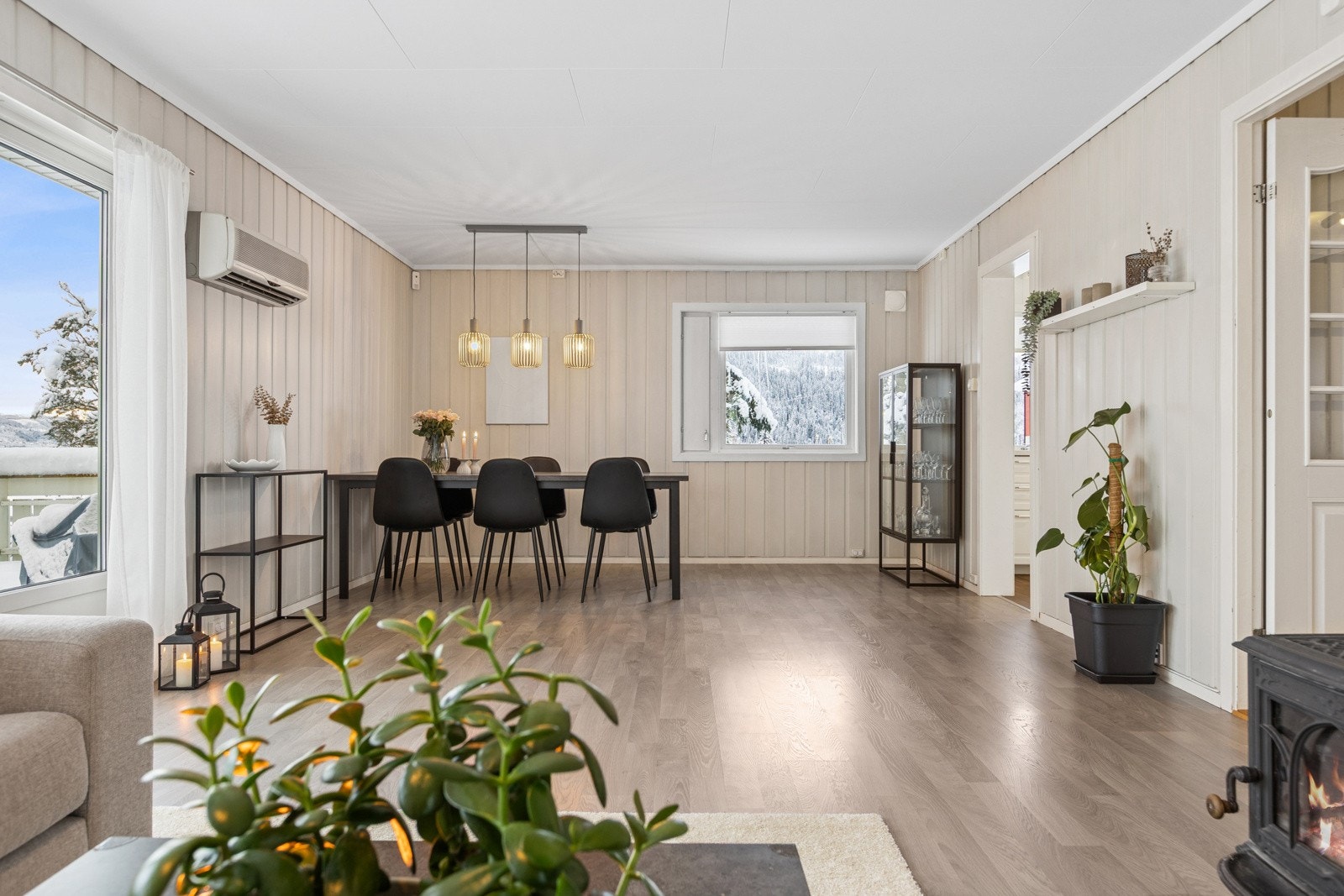 Varmepumpe sørger for god oppvarming vinterstid og behagelig nedkjøling på sommerstid. Galleribilde
