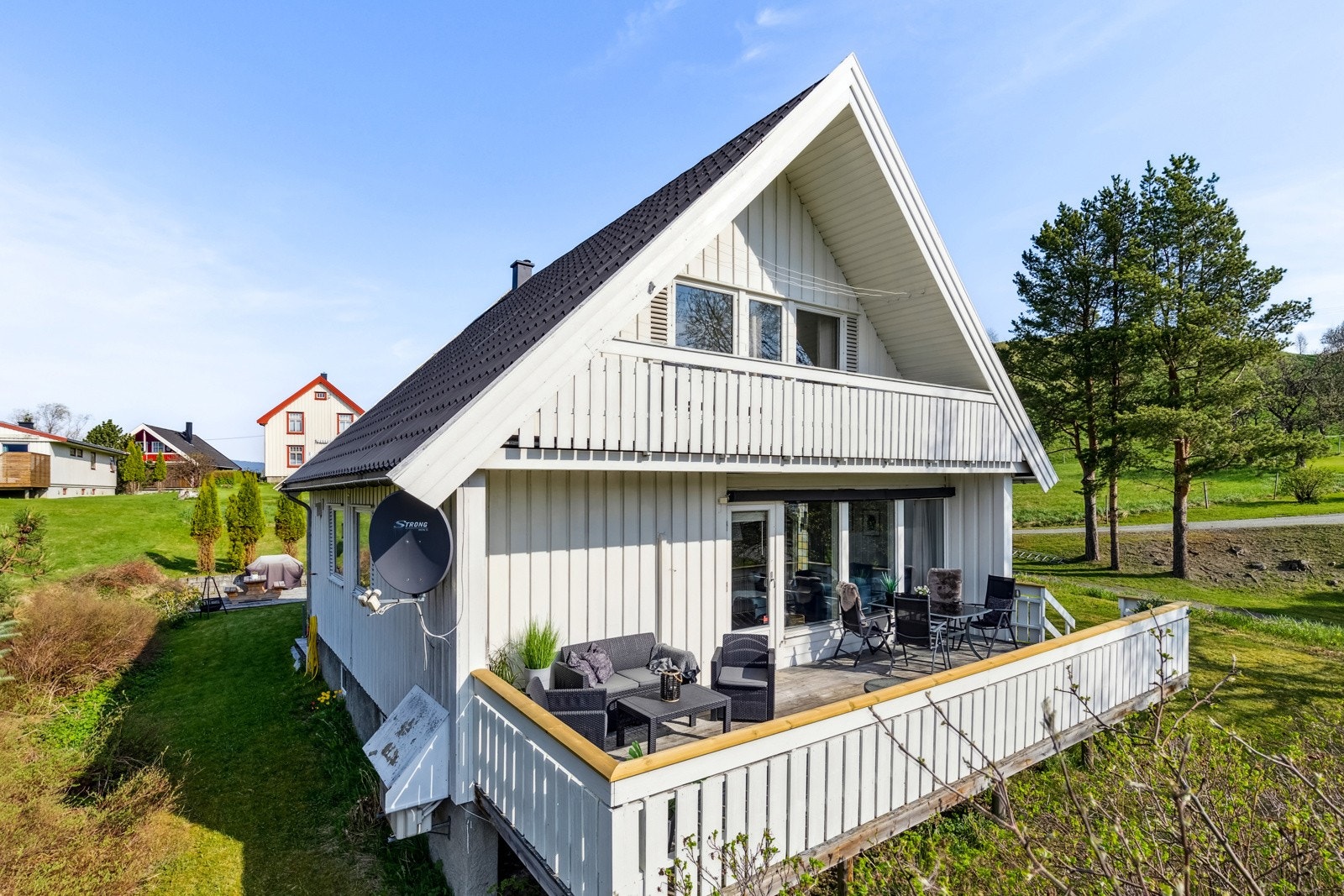 Bilde fra 2023 - På sommerstid forlenges den allerede store stua av ca. 26 kvm veranda. Galleribilde