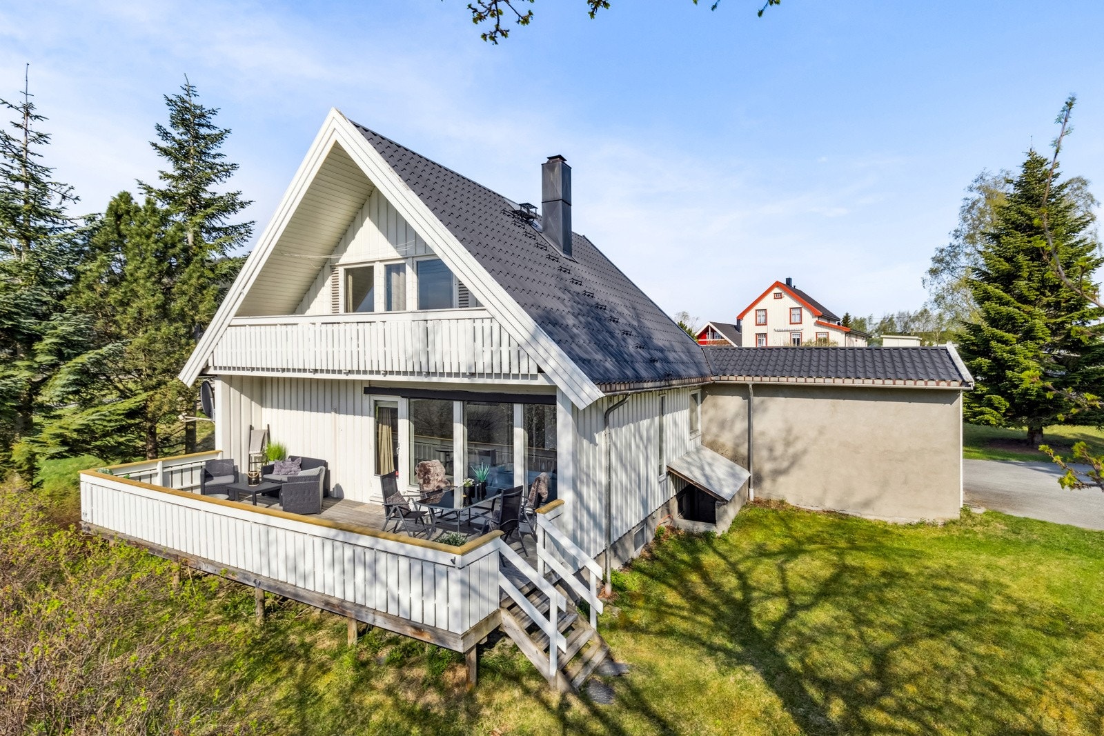 Bilde fre 2023 - Gode solforhold hele dagen: Fra tidlig formiddag til ca kl 1700 har man sol på verandaen og luftebalkongen. Kjelleretasje med egen inngang. Galleribilde
