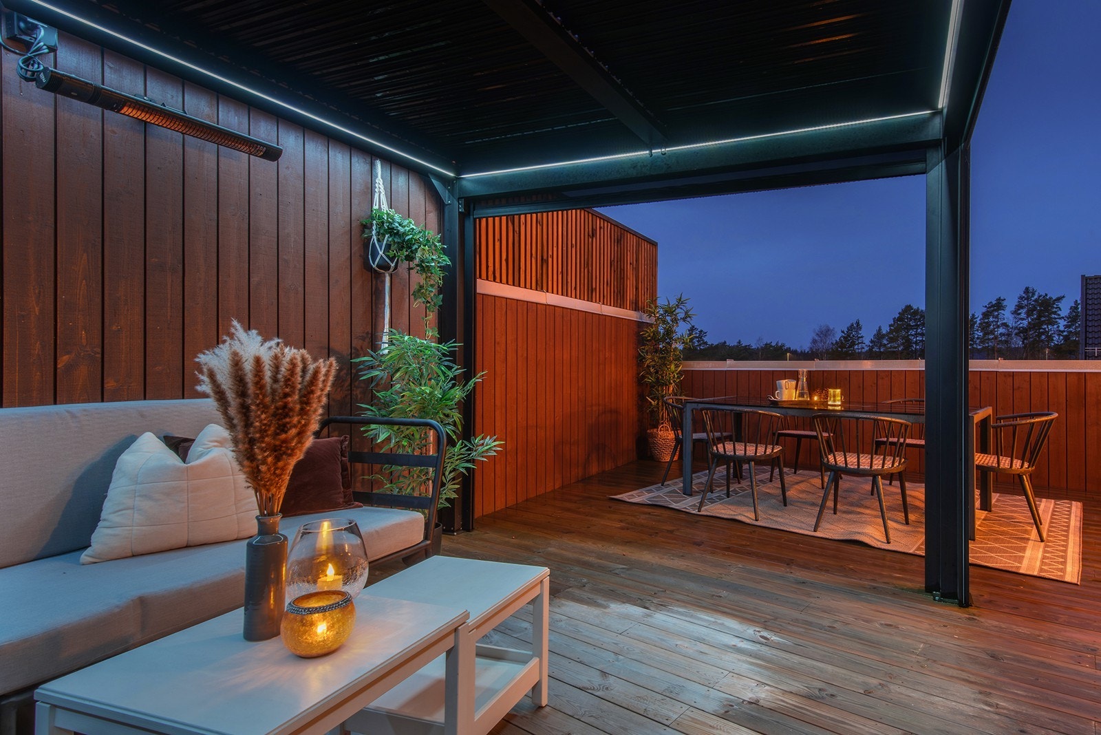 Pergola har screens og ledbelysning som kan stilles inn på forskjellige farger. Galleribilde