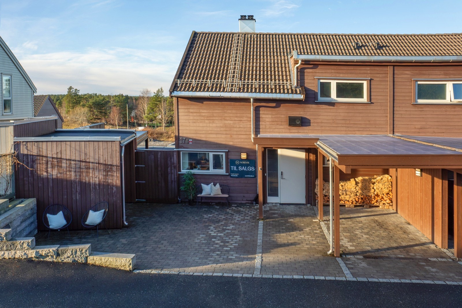 Carport og egen biloppstillingsplass sørger for enkel og praktisk parkering, og fra det overbygde inngangspartiet er en utvendig bod på 5 kvm lett tilgjengelig. Galleribilde