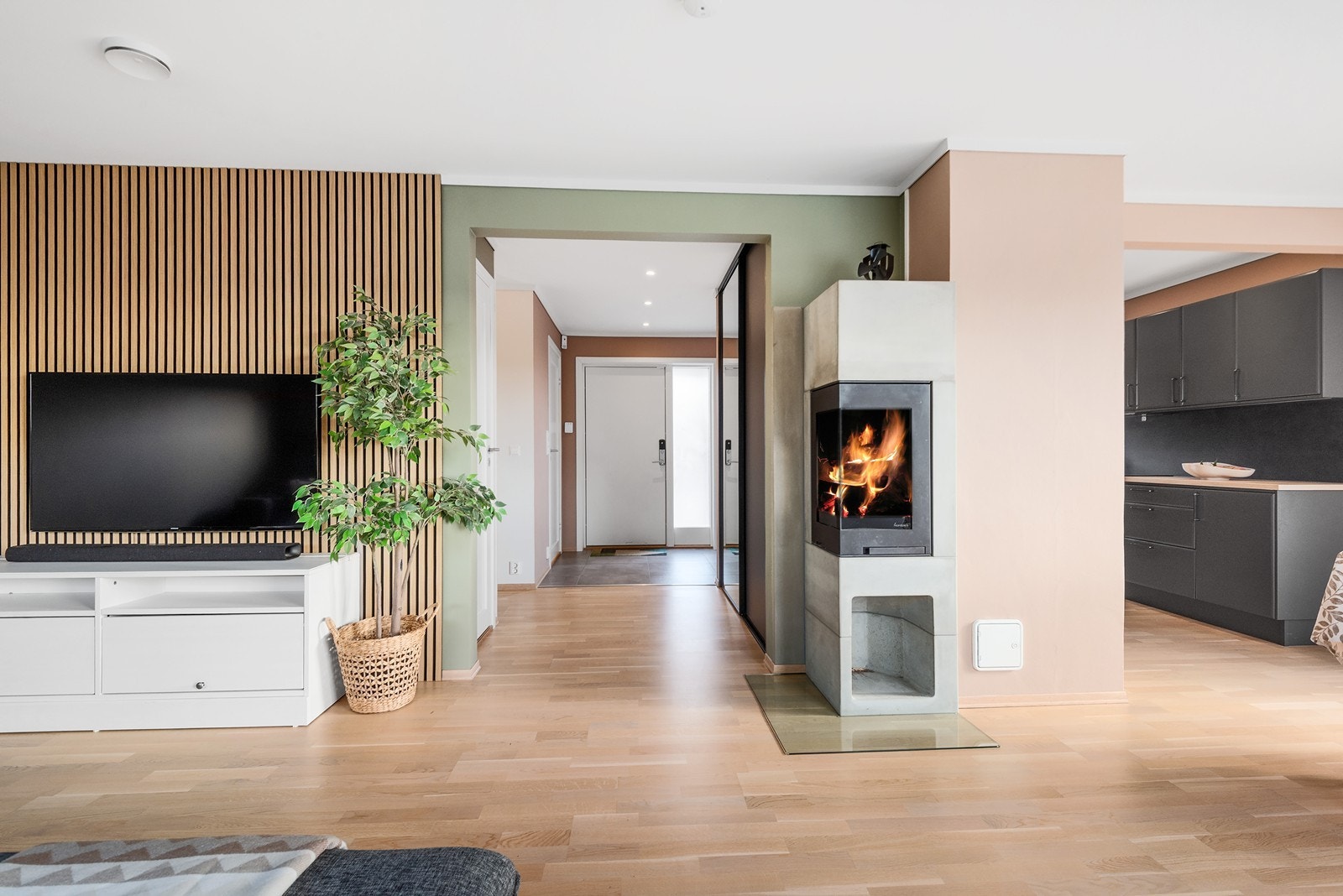 Stuen har en åpen og luftig planløsning med naturlige soner for både spisebord og sofagruppe. Galleribilde