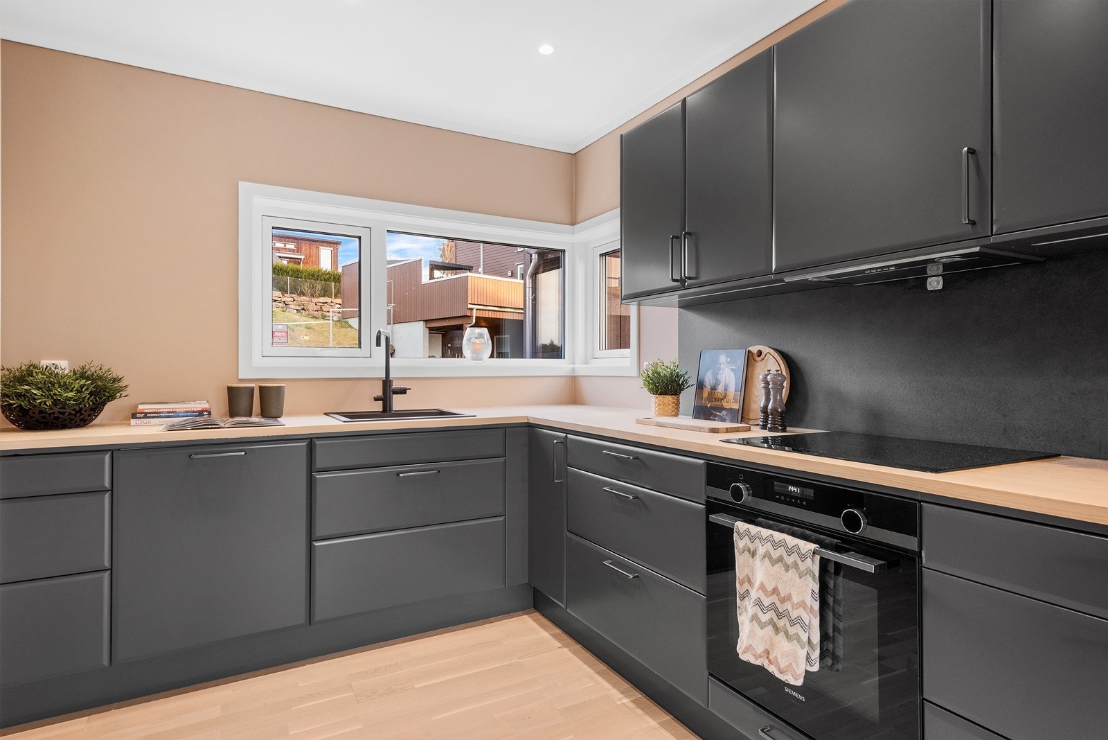 Boligen er påkostet med flere tilvalg som oppgradert kjøkken og bad. Galleribilde