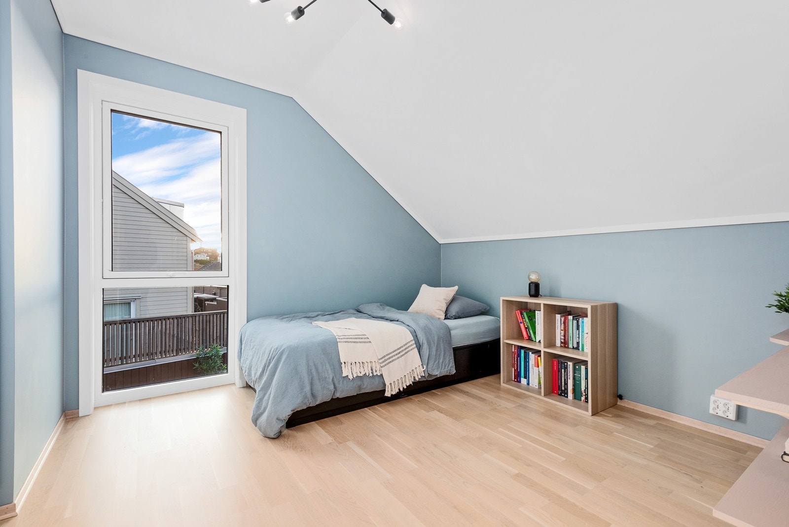 Soverom 2 har tilsvarende størrelse som hovedsoverommet, med god plass til dobbeltseng og garderobenisje. Galleribilde