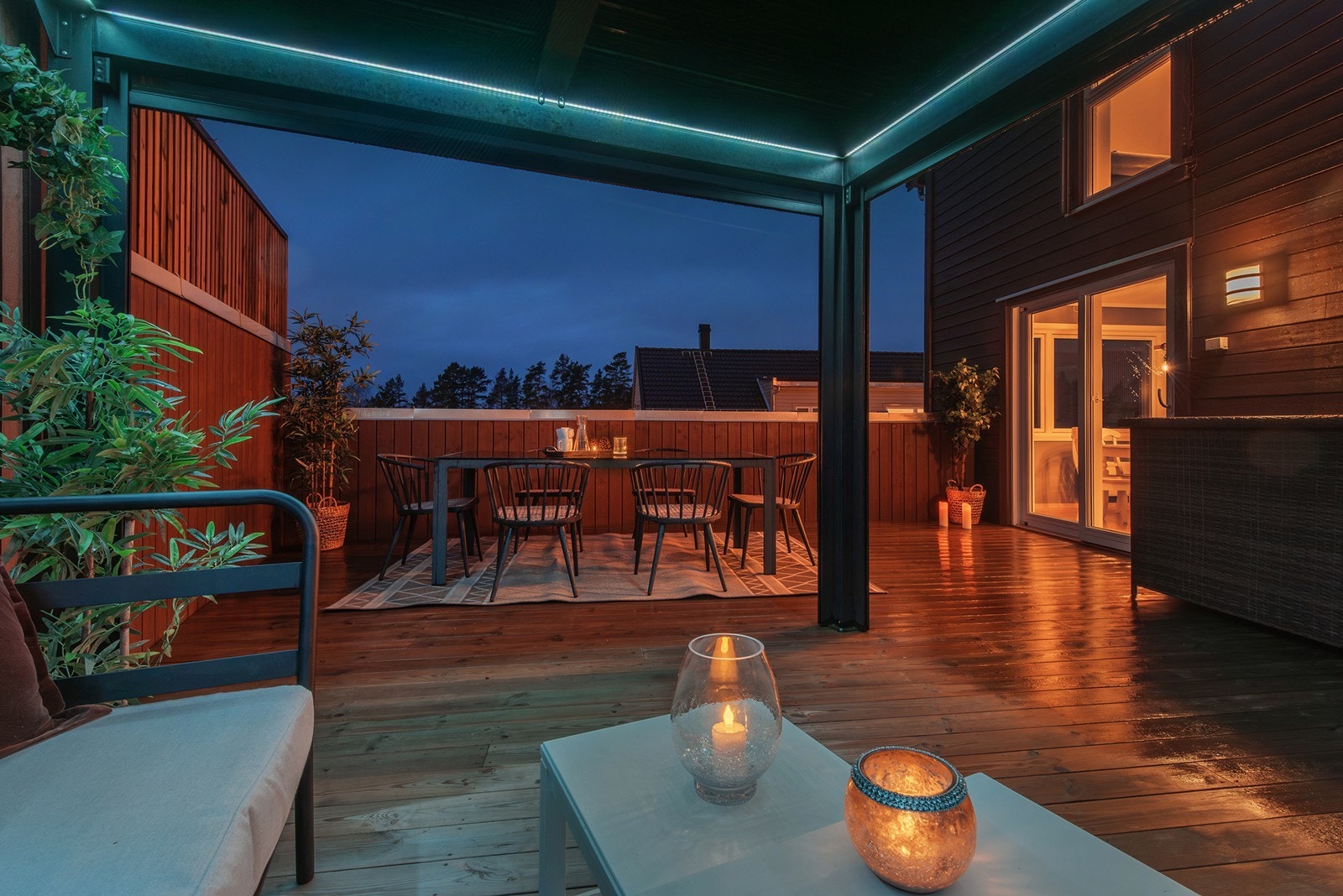 Terrassen er utstyrt med to varmelamper som gir behagelig varme på kjølige kvelder og gjør at utesesongen kan nytes utover sommermånedene. Galleribilde