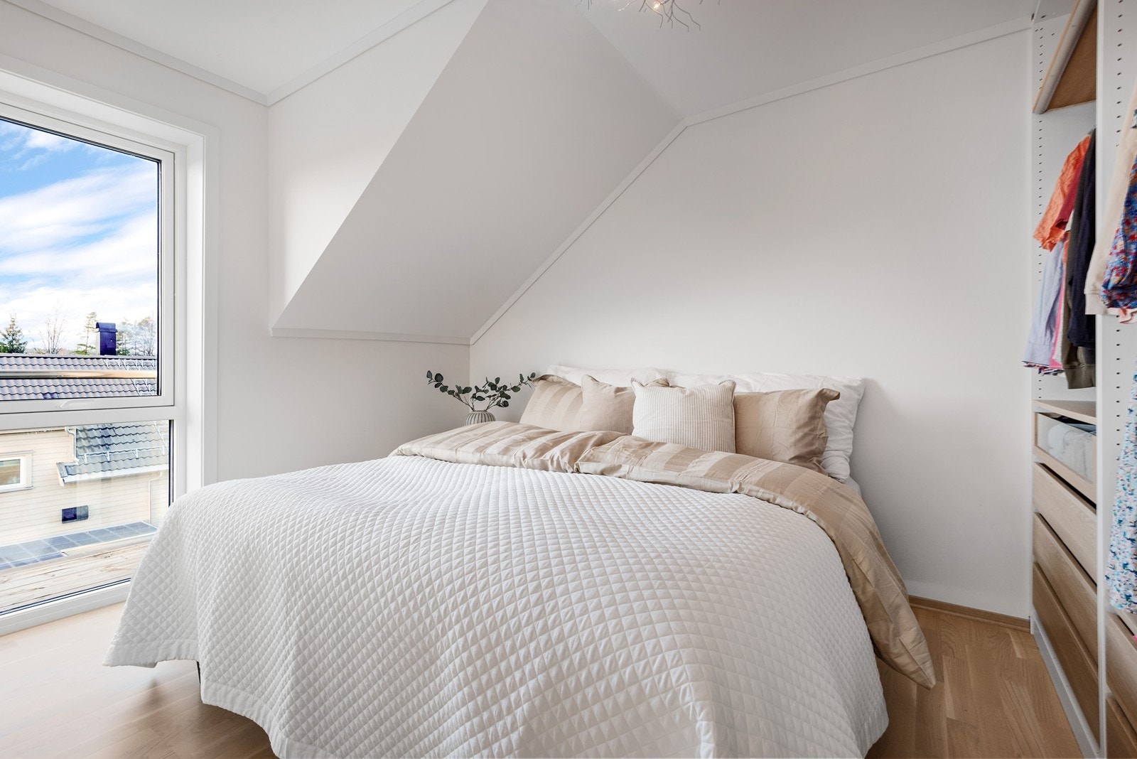 Hovedsoverommet er romslig og innbydende, med stort vindu, lyse overflater og god plass til dobbeltseng. Galleribilde