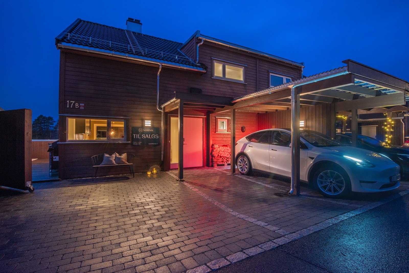 Det er montert ladestasjon i carporten. Galleribilde