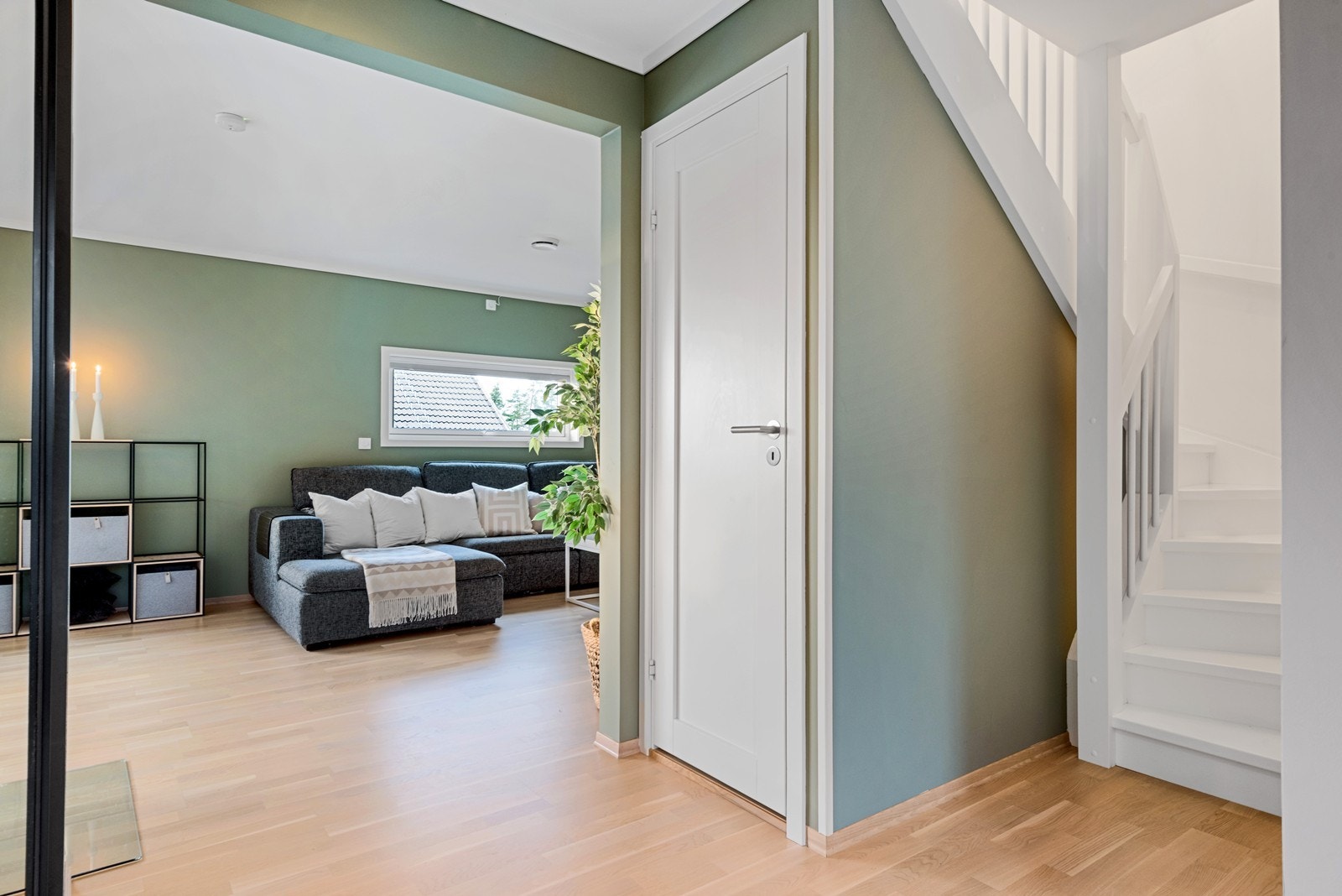 Under trappen er det en liten bod for oppbevaring. Galleribilde