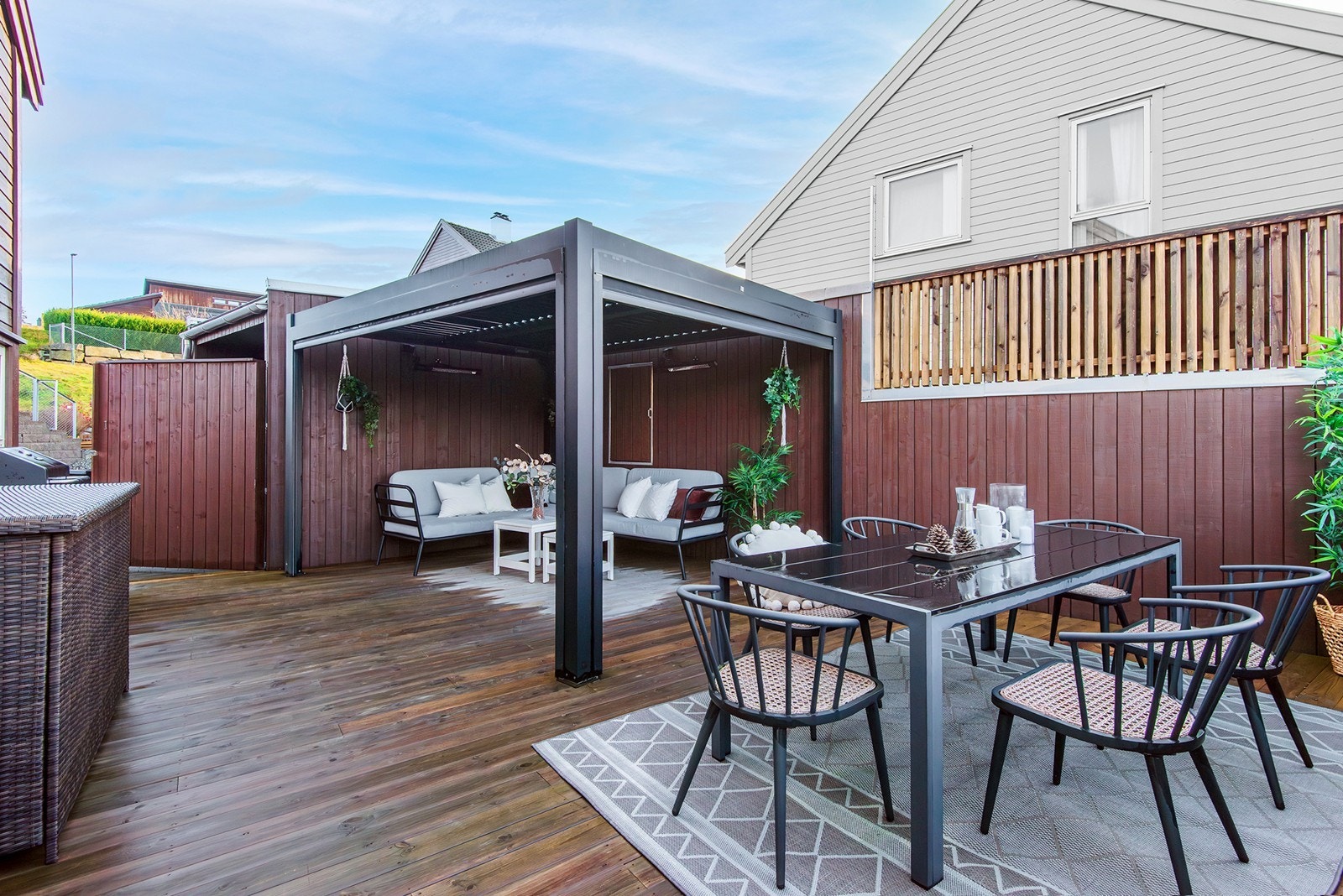 Terrassen byr på stor møbleringsfrihet, med god plass til både spisebord og en komfortabel lounge for avslappende stunder under pergolaen. Galleribilde