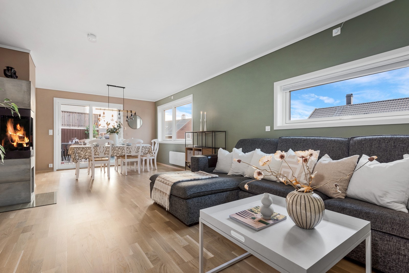 Rommet er malt i behagelige, moderne fargetoner, og vindusflatene slipper inn rikelig med naturlig dagslys. Galleribilde