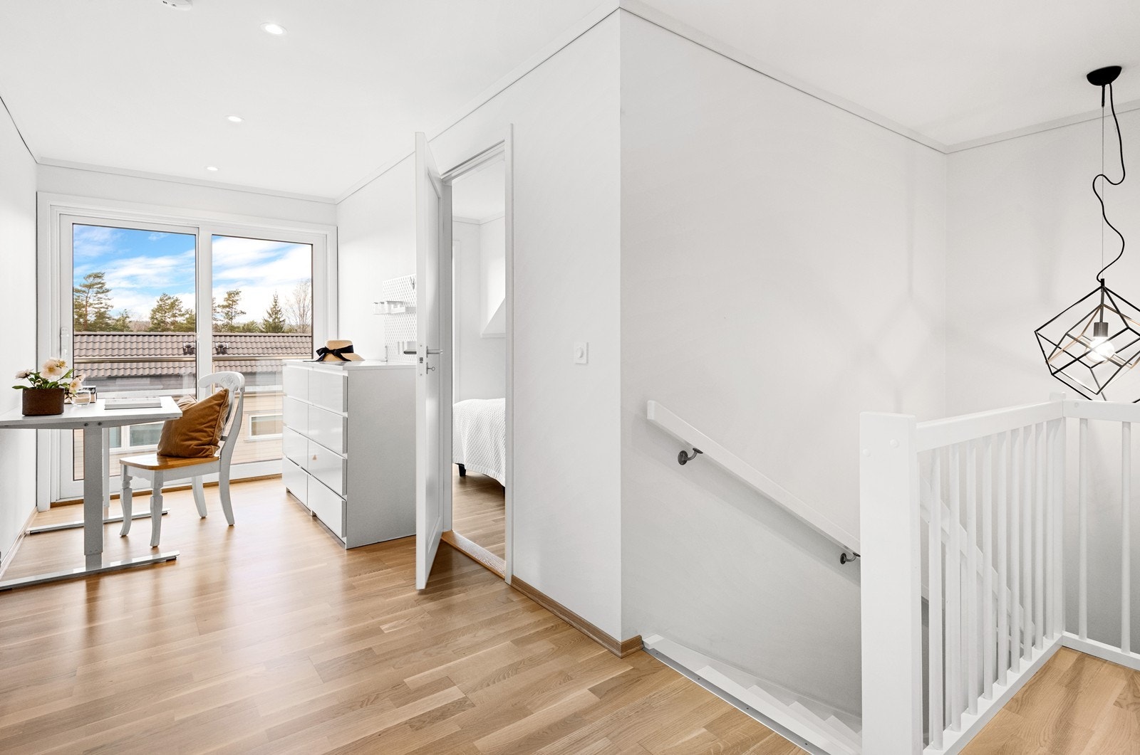 En trapp opp blir man møtt av et åpent rom med adkomst til boligens 3 soverom, bad og en praktisk bod. Galleribilde