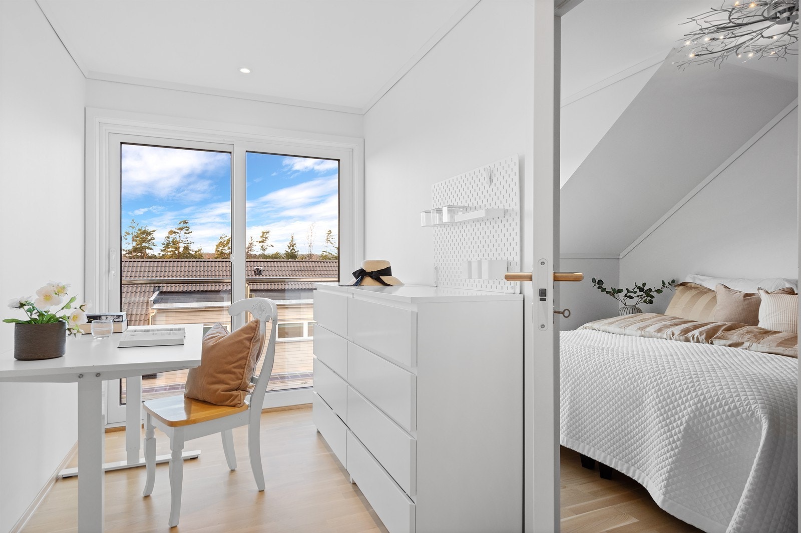 Via skyvedør er det utgang til en vestvendt balkong på ca. 2 kvm med plass til et lite kafésett e.l. Galleribilde