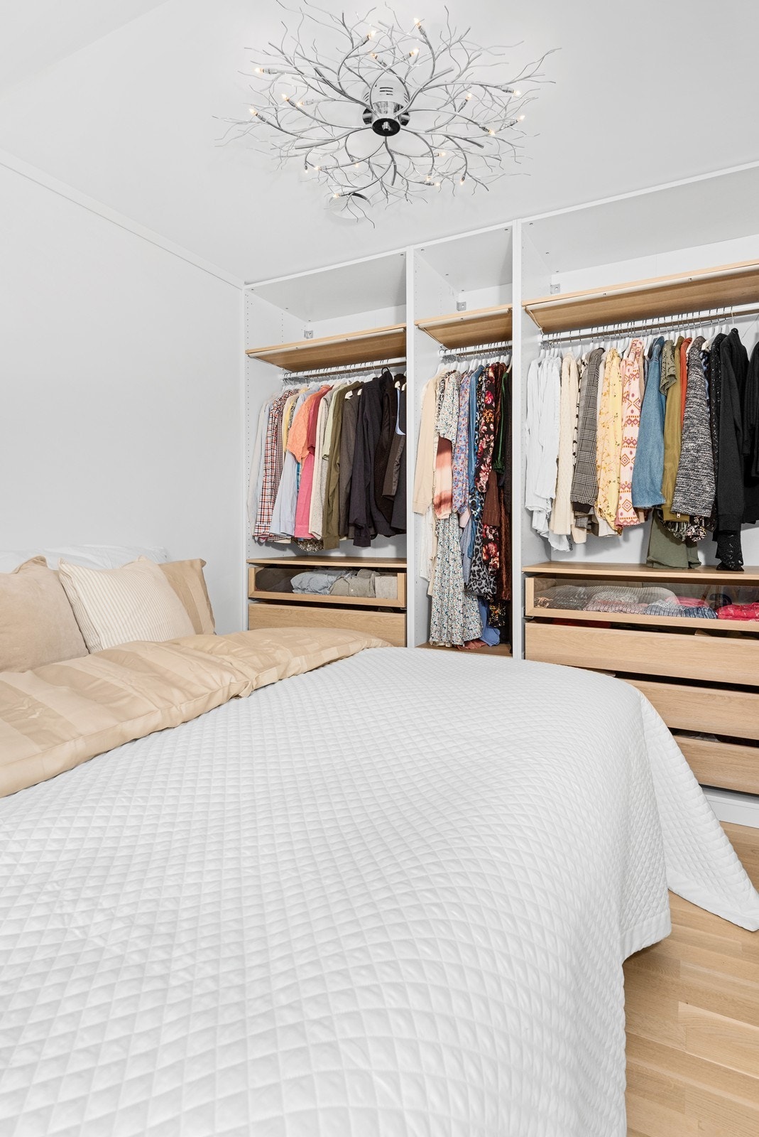 Den romslige garderoben gir rikelig med oppbevaringsplass og gjør det enkelt å holde orden i klær og tilbehør. Galleribilde