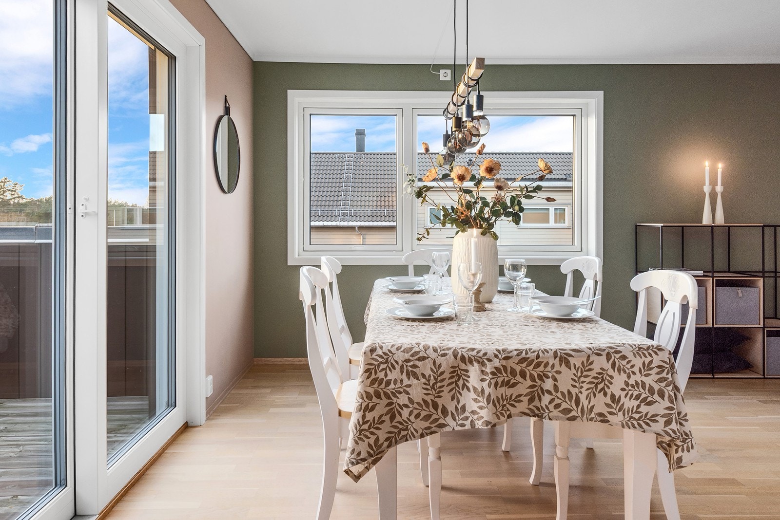 En stor skyvedør leder ut til terrassen, som på varme sommerdager fungerer som en naturlig forlengelse av stuen. Galleribilde