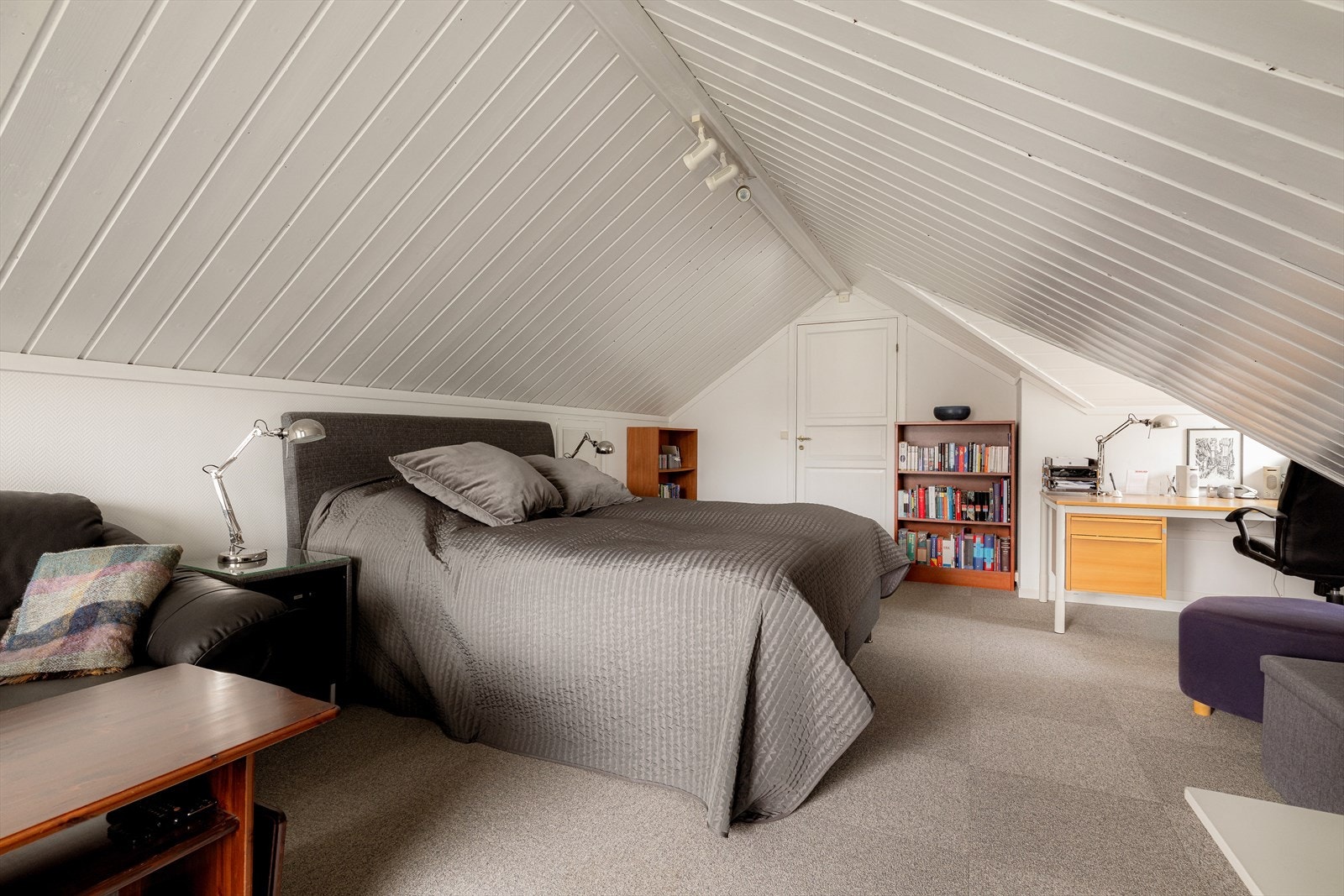 På det største soverommet er det takutstikk med vindu som gir ekstra gode lysforhold. Galleribilde