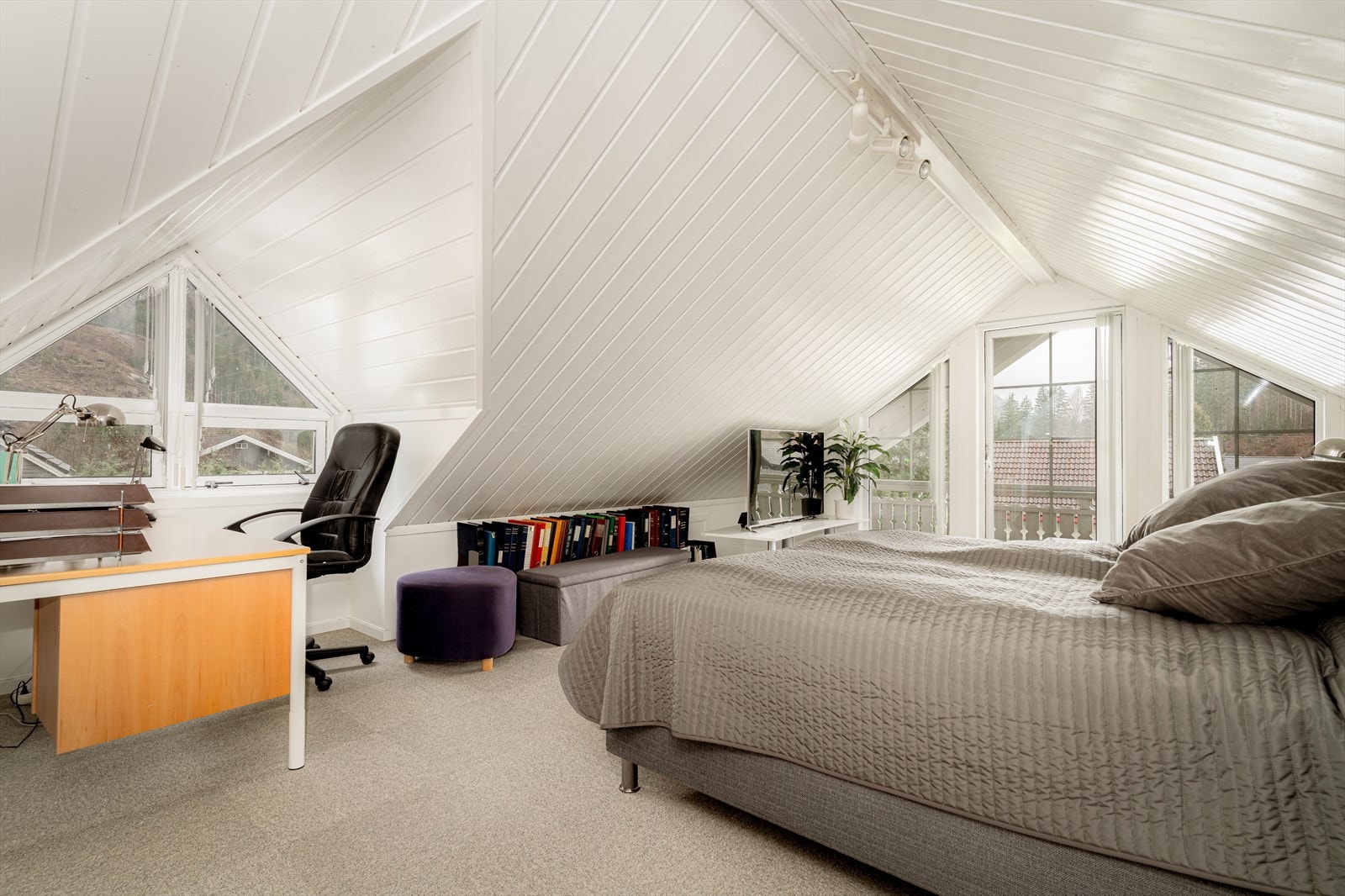 Soverommene på loftetasjen fremstår som lyse og luftige og ligger på hver sin side av gangen. Galleribilde