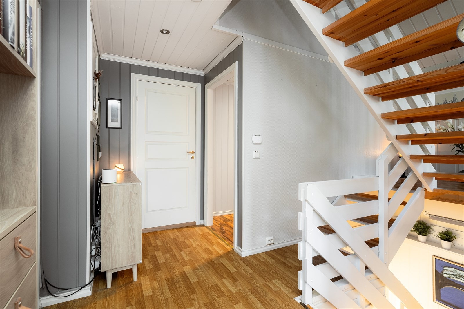 Gang med adkomst til vaskerom, bad, mellomgang, kontor og soverom. Galleribilde