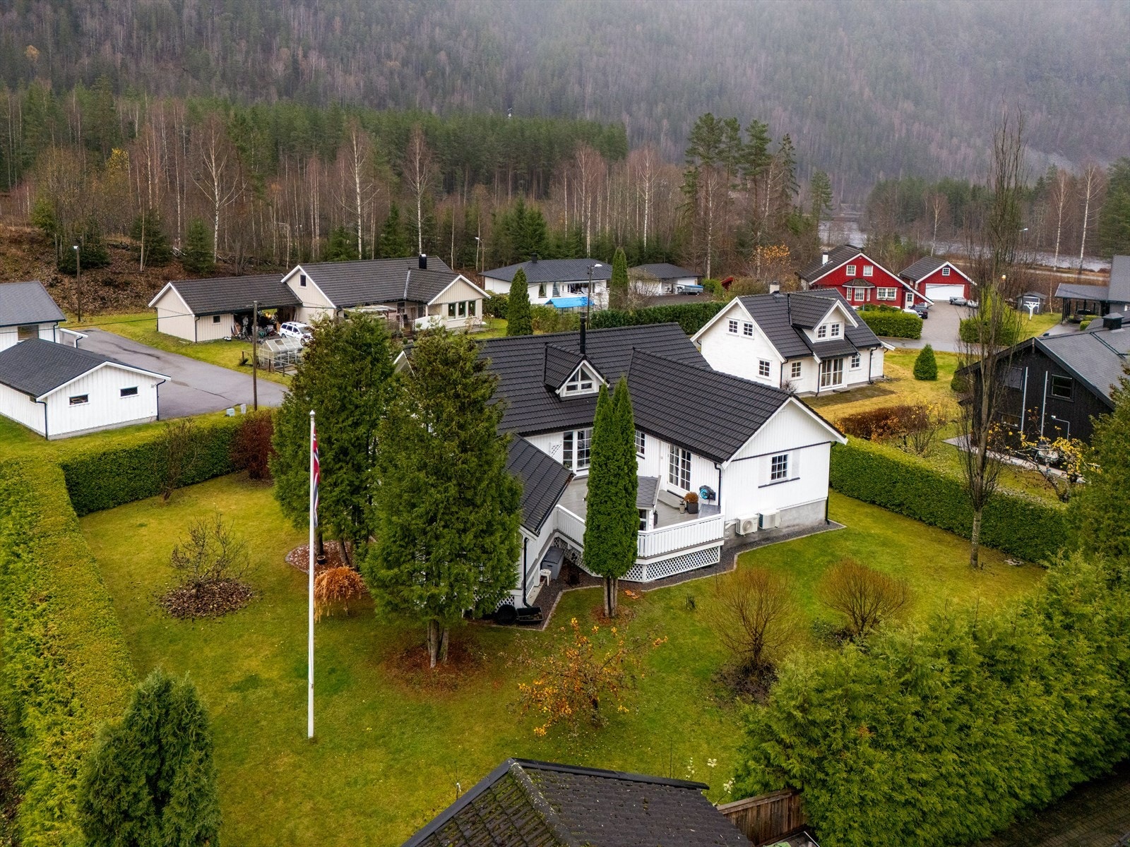 Eiendommen har store plenarealer som er fint innrammet med hekk som gir lite innsyn og fin skjerming fra naboeiendommene. Galleribilde