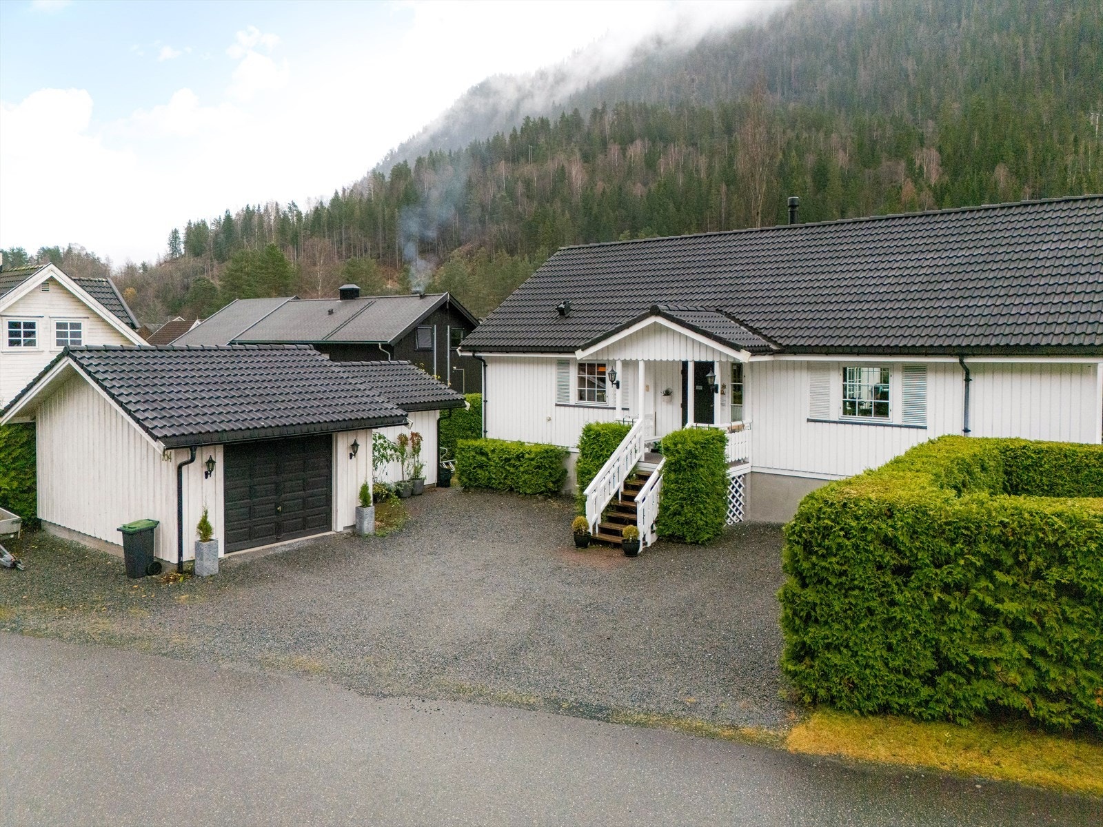 Innholdsrik familiebolig med garasje og fin, barnevennlig beliggenhet i et attraktivt boligfelt på Huvestad i nærheten av Dalen sentrum. Galleribilde