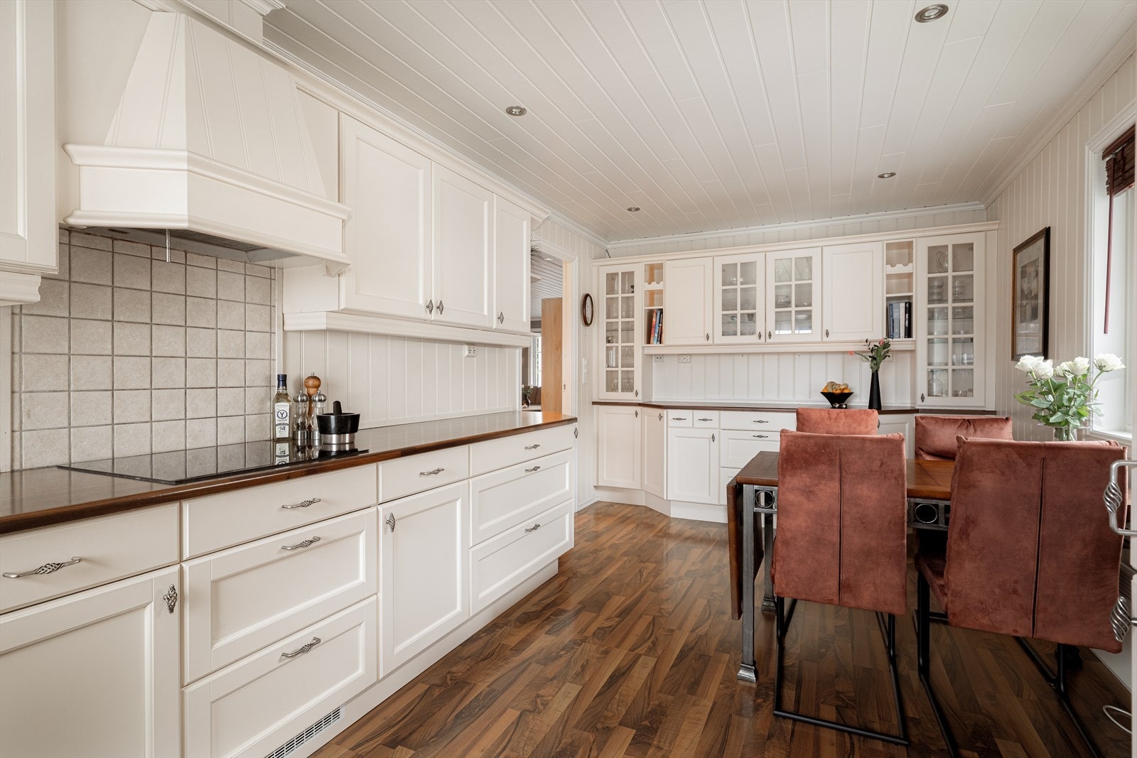 Over platetoppen er det flislagt for enkel rengjøring av stekefett ved matlaging. Over platetoppen er det også montert ventilator med avtrekk ut. Det er installert vannstoppsystem. Galleribilde