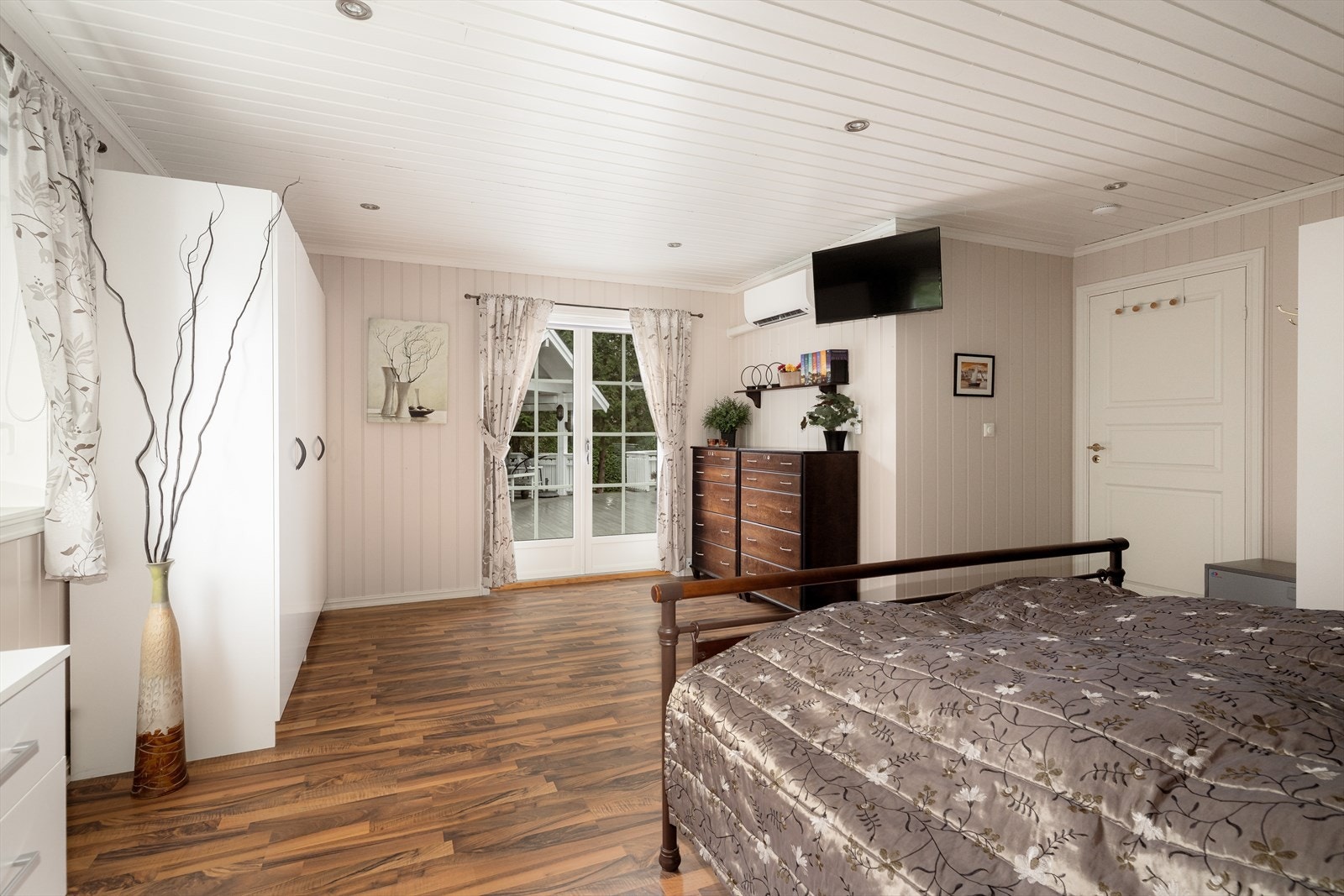 I tilbygget del og godt tilbaketrukket fra oppholdsrommene er det soverom og kontor. Soverommet er av meget god størrelse med mye skap-plass og doble dører ut mot den nydelige terrassen. Galleribilde