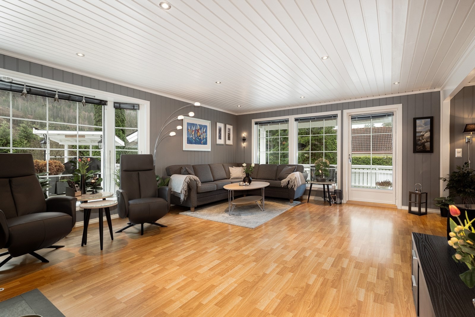 Boligen har en stor og koselig stue med god plass til familien. Galleribilde