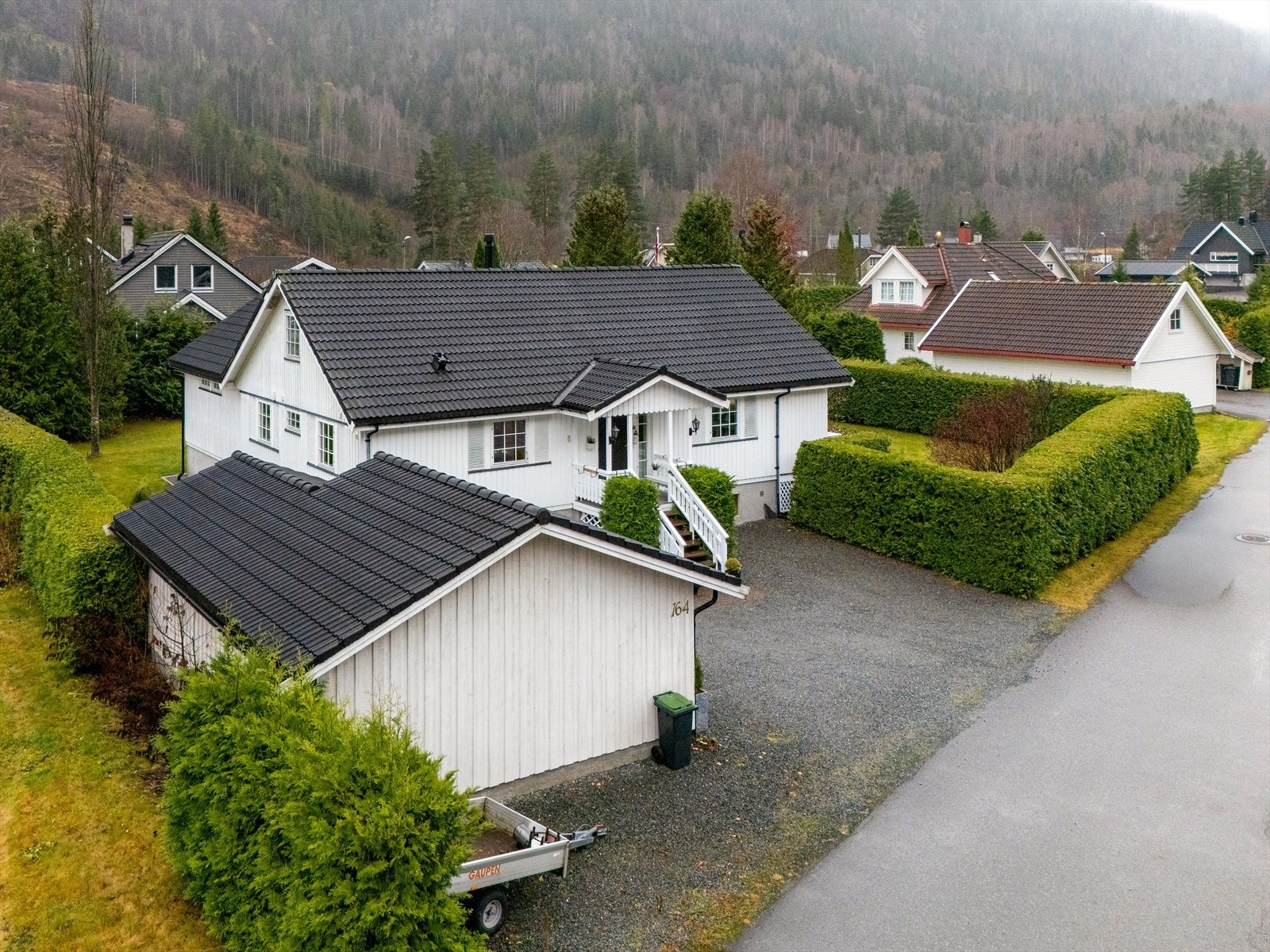 Takrens med maling utført på bolig og garasje i 2022. Galleribilde