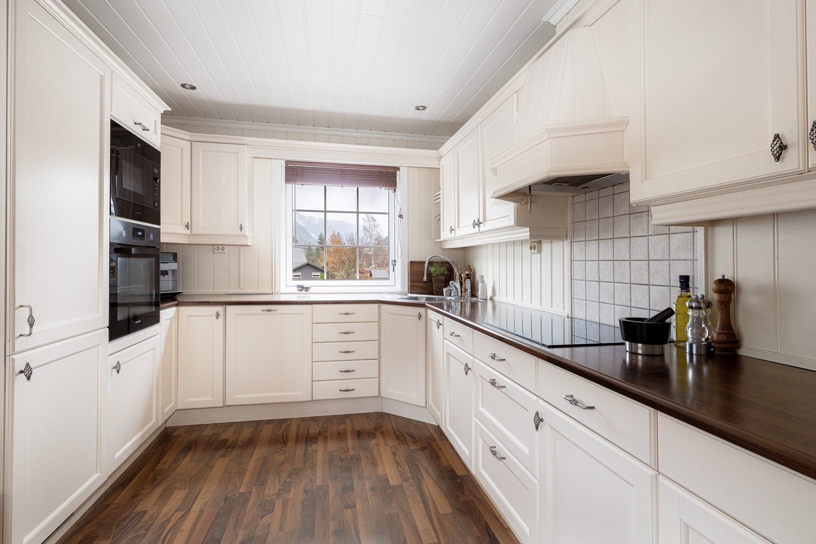 Kjøkkenet har integrerte hvitevarer som AEG oppvaskmaskin (2018), Hisense platetopp (2023) og Miele kjøleskap (2016), samt Samsung stekeovn (2023) og mikro plassert i praktisk arbeidshøyde i høyskap. Galleribilde