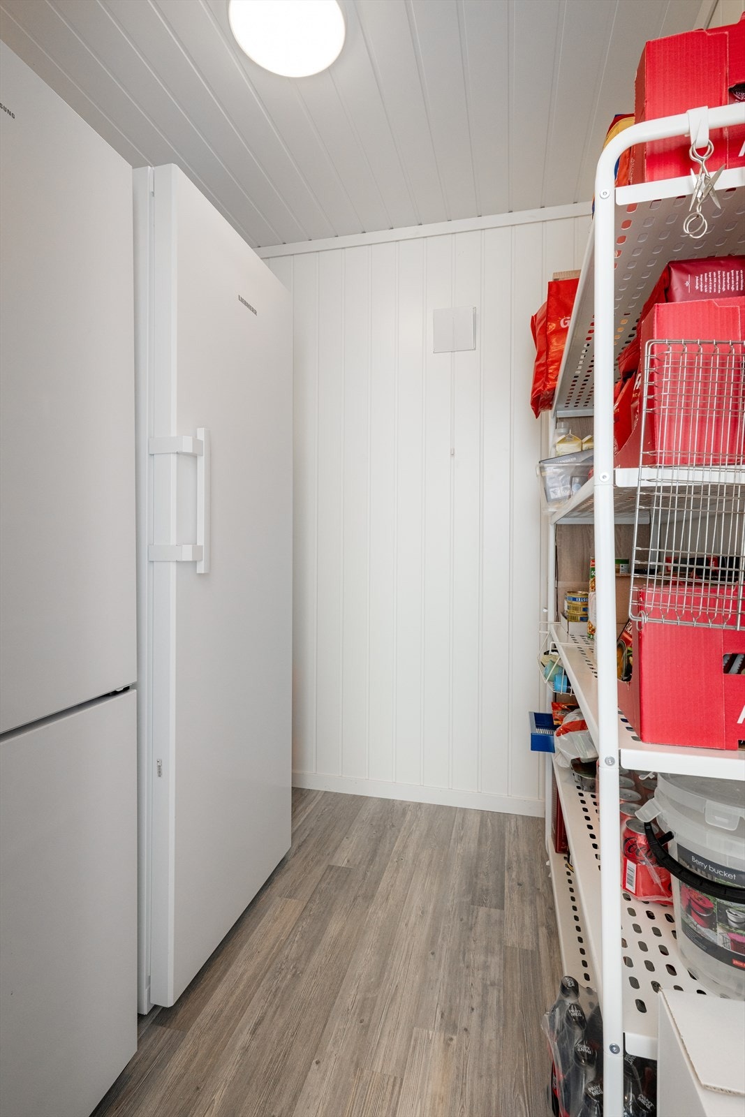 Det er to boder i kjelleretasjen, i tillegg til teknisk rom tilliggende badet. Galleribilde