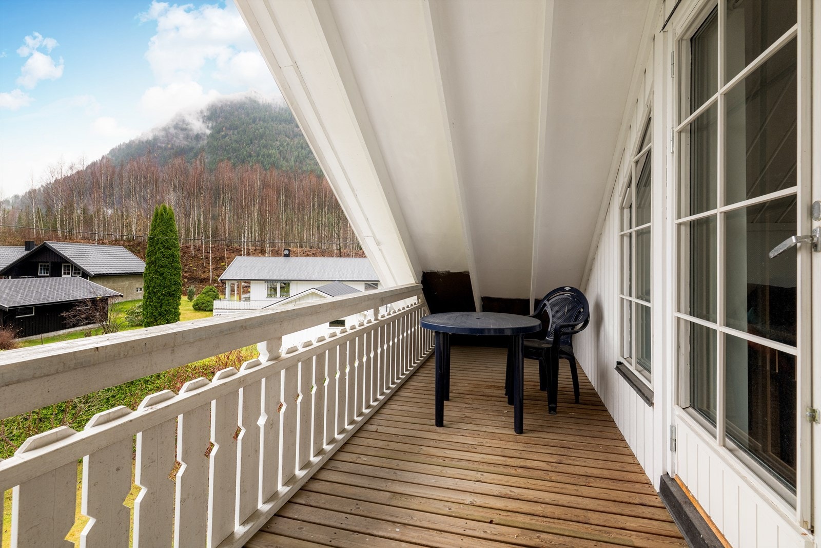 Herfra er det også utgang til overbygd balkong med nydelig utsikt mot nærområdet. Galleribilde