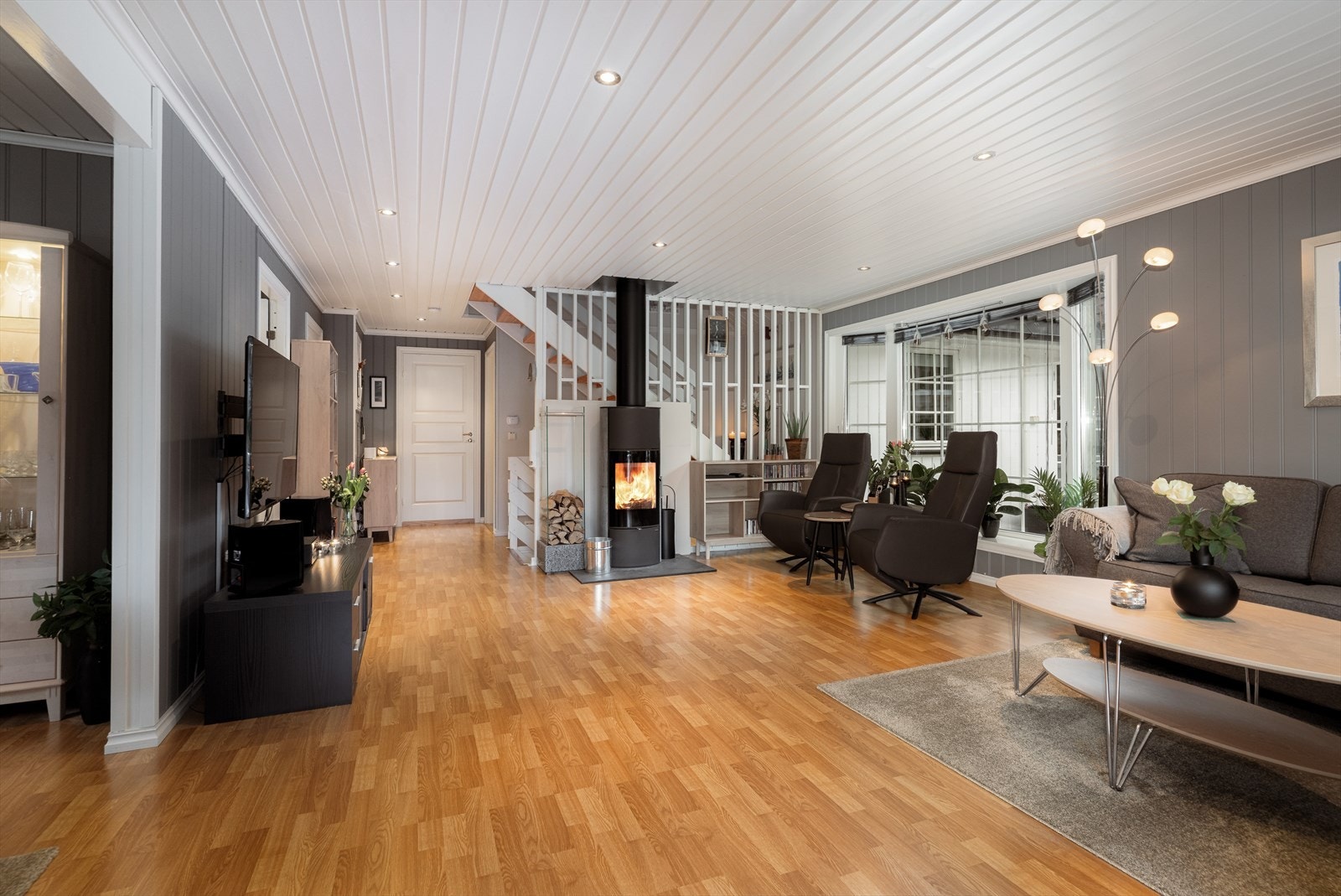 Store vindusflater på flere sider sikrer godt med dagslys, blant annet via karnappvinduet med dyp vinduspost. Galleribilde