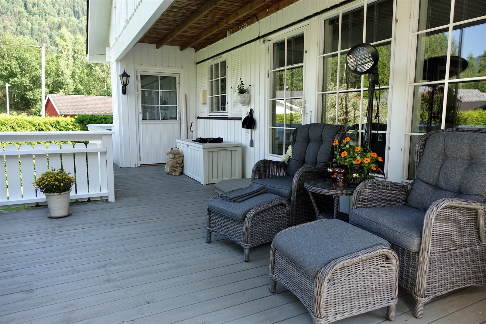 Fra stua er det utgang til det sjenerøse terrasseområdet som ligger på samme plan og gir en glidende overgang mellom inne- og uterom. Selgers private bilde. Galleribilde