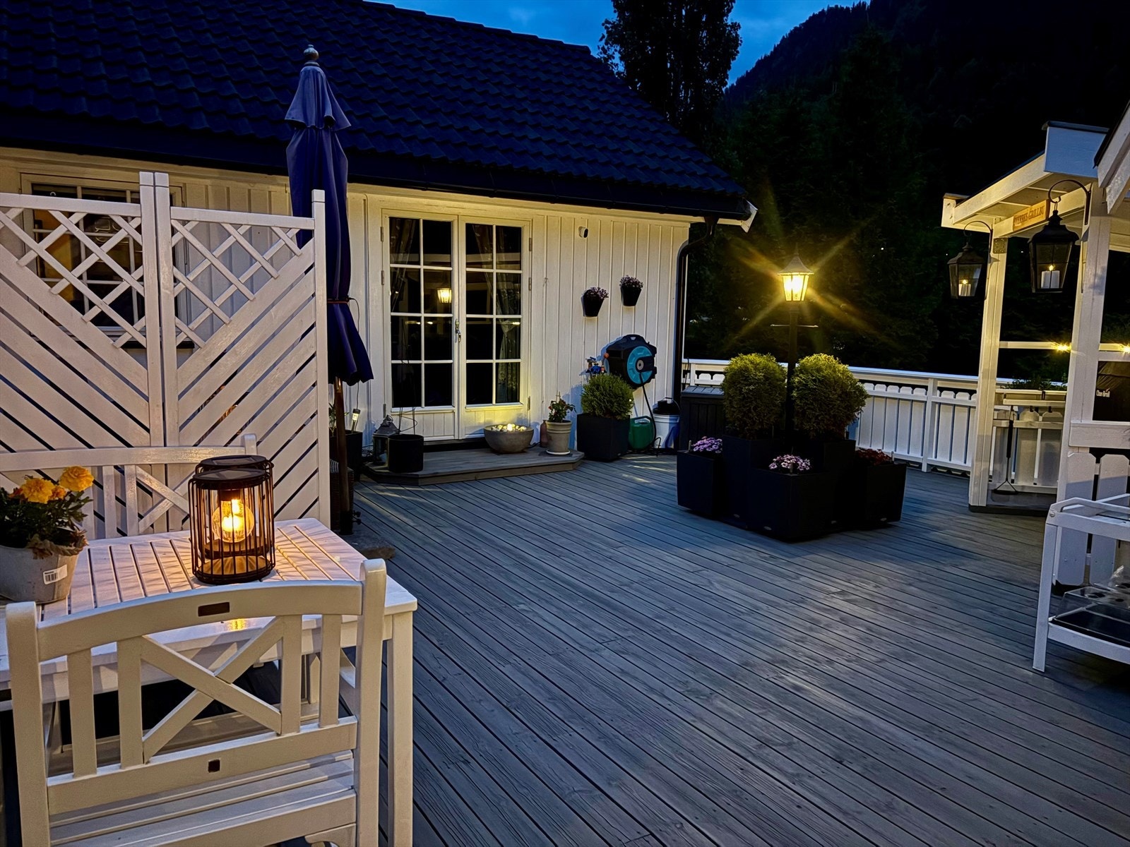 Terrassen er opparbeidet med flere hyggelige soner. Selgers private bilde. Galleribilde