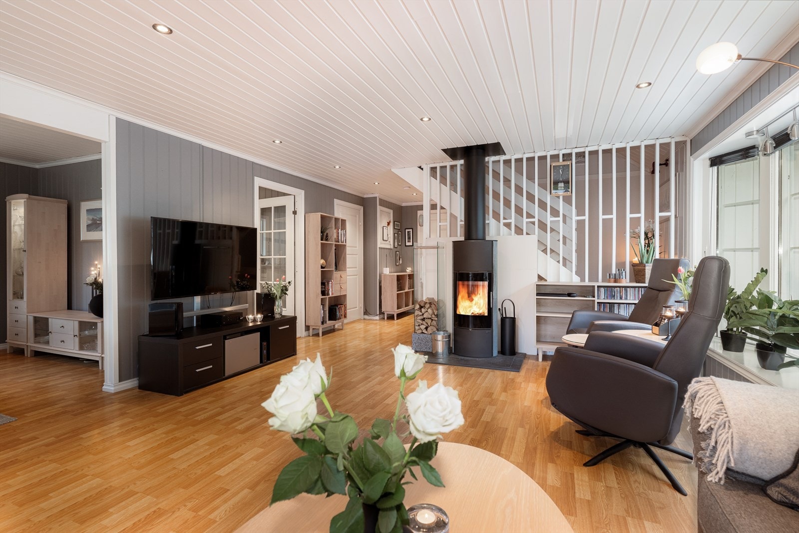 Det er installert en stemningsfull peisovn med glassdør som er ny i 2021. Samtidig ble det også montert ny stålpipe. Galleribilde